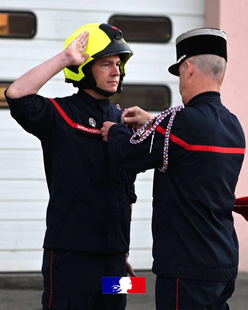 Prefet73's tweet photo. 🧑‍🚒 #Cérémonie | La passation de commandement du centre d’incendie et de secours de La Rochette, entre le lieutenant Pascal Henry et le lieutenant Marin Hardel, s'est tenue le vendredi 25 septembre en présence de Julien Pailhère, secrétaire général de la préfecture de la Savoie, des élus locaux et du colonel Fabrice Terrien, directeur départemental du Sdis de la Savoie.

Rattaché à la Compagnie Combe de Savoie Bauges, le CIS défend un secteur opérationnel constitué de seize communes. Constitué de 40 sapeurs-pompiers volontaires, il réalise plus de 500 interventions par an. 🚒

Photos : Pompiers de la Savoie