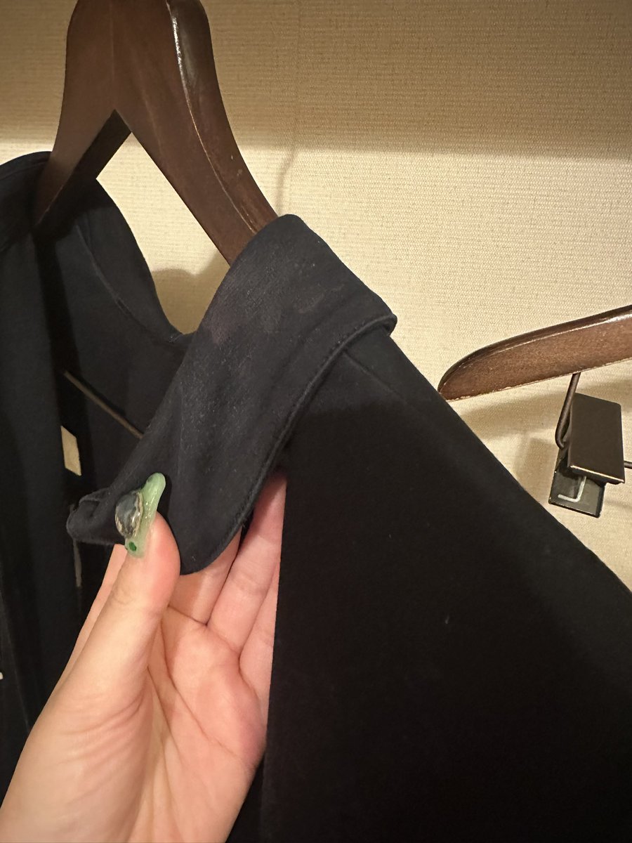 nanana25252525's tweet photo. 美容院行ったときに着て行った服洗濯しようとしたらカラー剤ついてた。。。
後ろの襟だから気づかなかった。。
みんなこんな時どうしてる、、、？？？ https://t.co/2SP4cXwcMy