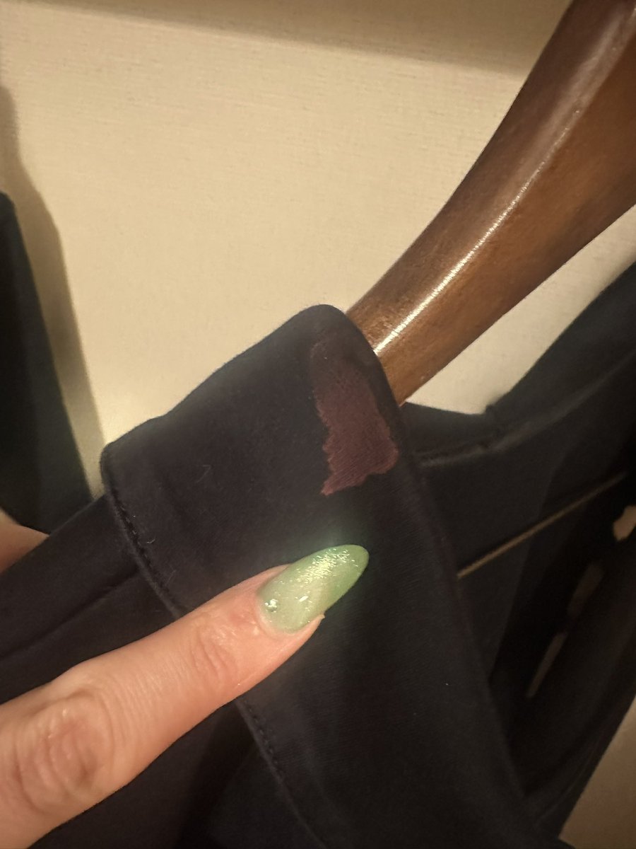 nanana25252525's tweet photo. 美容院行ったときに着て行った服洗濯しようとしたらカラー剤ついてた。。。
後ろの襟だから気づかなかった。。
みんなこんな時どうしてる、、、？？？ https://t.co/2SP4cXwcMy