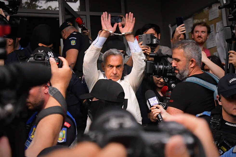 JimFergusonUK's tweet photo. 🚨 ROMANIA: CĂLIN GEORGESCU ORDERED INTO 30-DAY PRETRIAL DETENTION

Look at this photograph.

A former presidential candidate.

Handcuffed.

Surrounded by police.
Led through a wall of cameras.

And Romania is once again being forced to ask what is happening to its democracy.

Călin Georgescu has now been ordered into 30 days of pretrial detention while prosecutors investigate an alleged €1.1 million fraud.

He denies wrongdoing.
George Simion has called for his freedom and described what is happening as political persecution.

Those are serious claims.

And after everything Romania has already been through — the cancelled presidential election, the political upheaval and the continuing questions surrounding Georgescu — this cannot simply be treated as another routine court case.

The evidence must be examined.
The allegations must be tested.
Due process must be respected.

But the Romanian people are also entitled to ask:
Why now?

Is the evidence strong enough to justify detention?
Will the proceedings be completely transparent?

And can Romania’s institutions convince a deeply divided public that justice is being done — rather than politics being pursued through the courts?

Georgescu is entitled to the presumption of innocence.

But Romania is also entitled to answers.

Because when a country cancels a presidential election and then sees one of its most prominent political figures led away in handcuffs—
public trust becomes part of the story.

And the world should be watching closely. @georgesimion  @partidulAUR_RO