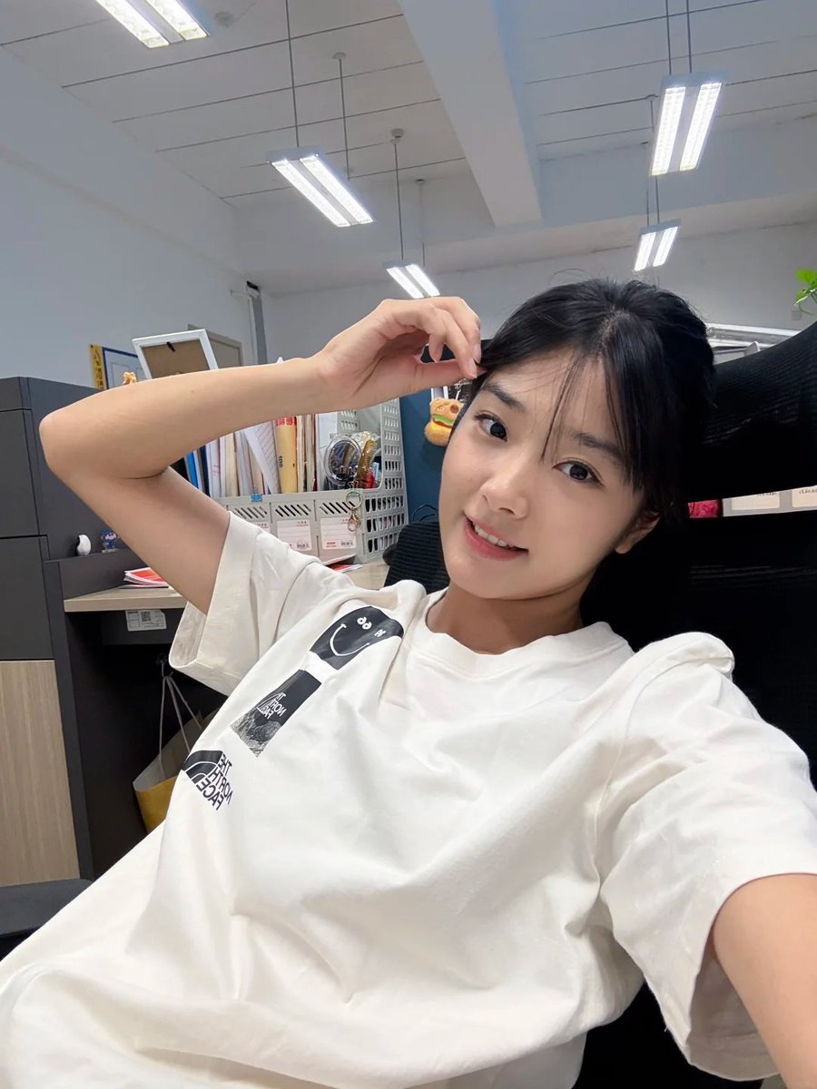 DorothyBro4trl's tweet photo. 新人刚刚玩！！！

本人95年 体制内女教师、 简单 干净 思想开放 
翻墙出来想找位灵魂的伴侣。

有同样刚刚翻墙出来的吗？交个朋友！！！ https://t.co/ZQZOpuzZSQ
