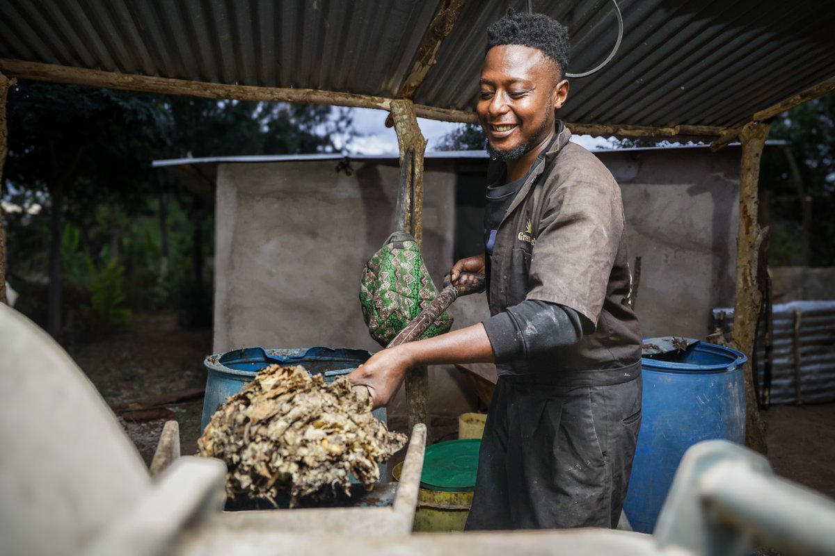 JacksonMambo9's tweet photo. It's noon, and we're talking waste. 🌍

In Wote Town, Makueni, 70% of market waste is organic. For years it rotted, untapped. Now Jimbo Taka by Jumuisha Initiative, led by youth and women, is turning it into value.

#MajiNaTakaKE https://t.co/VyTqC4JGZ5