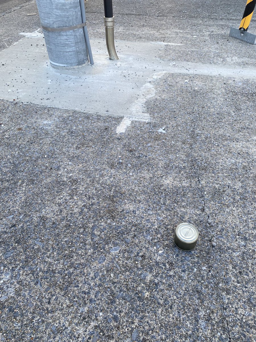 tetsu_tochi's tweet photo. こういうことするから住民に嫌われて周りまわって船見町みたいに猫が虐待されるんです
ちゃんと片付けて！ https://t.co/JqyZtpuriQ