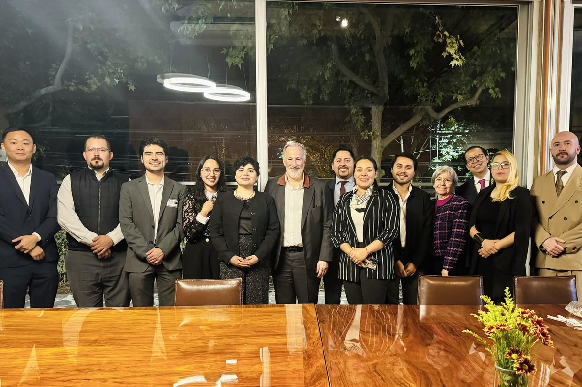 PJCOMEXI's tweet photo. Entender a México para entender su lugar en el mundo. 🇲🇽🌎

En una nueva edición de #HorizontesCOMEXI, distintas generaciones de nuestra comunidad dialogaron con el Dr. José Antonio Meade @JoseAMeadeK sobre los retos y oportunidades de México frente a la agenda global actual.

🧵 1/4