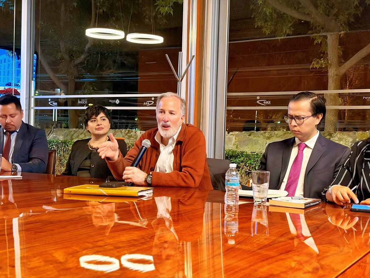 PJCOMEXI's tweet photo. Entender a México para entender su lugar en el mundo. 🇲🇽🌎

En una nueva edición de #HorizontesCOMEXI, distintas generaciones de nuestra comunidad dialogaron con el Dr. José Antonio Meade @JoseAMeadeK sobre los retos y oportunidades de México frente a la agenda global actual.

🧵 1/4