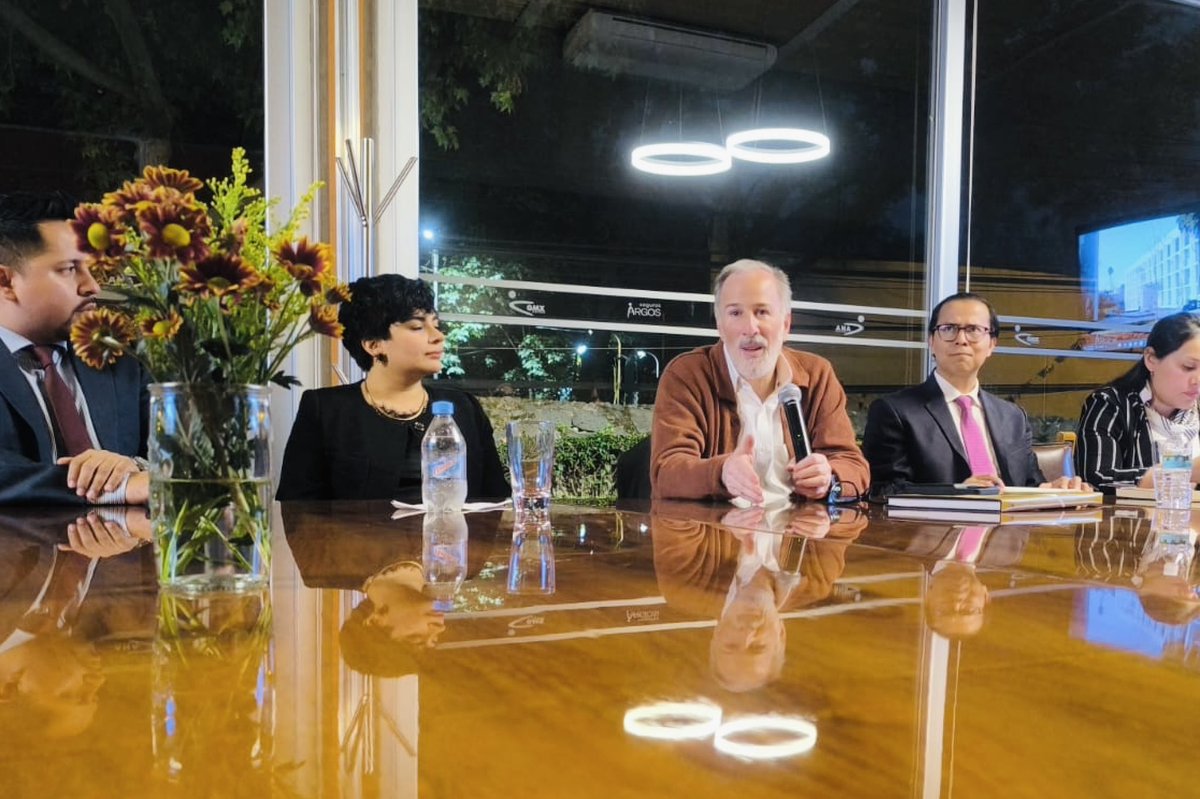 PJCOMEXI's tweet photo. Gracias, Dr. Pepe Meade @JoseAMeadeK por su tiempo, generosidad y calidez al recibir a una comunidad intergeneracional comprometida con México y con su lugar en el mundo.

Esperamos que ésta sea la primera de muchas conversaciones.

🧵 4/4

#PJCOMEXI #COMEXI #HorizontesCOMEXI #DialogoConExCancilleres
