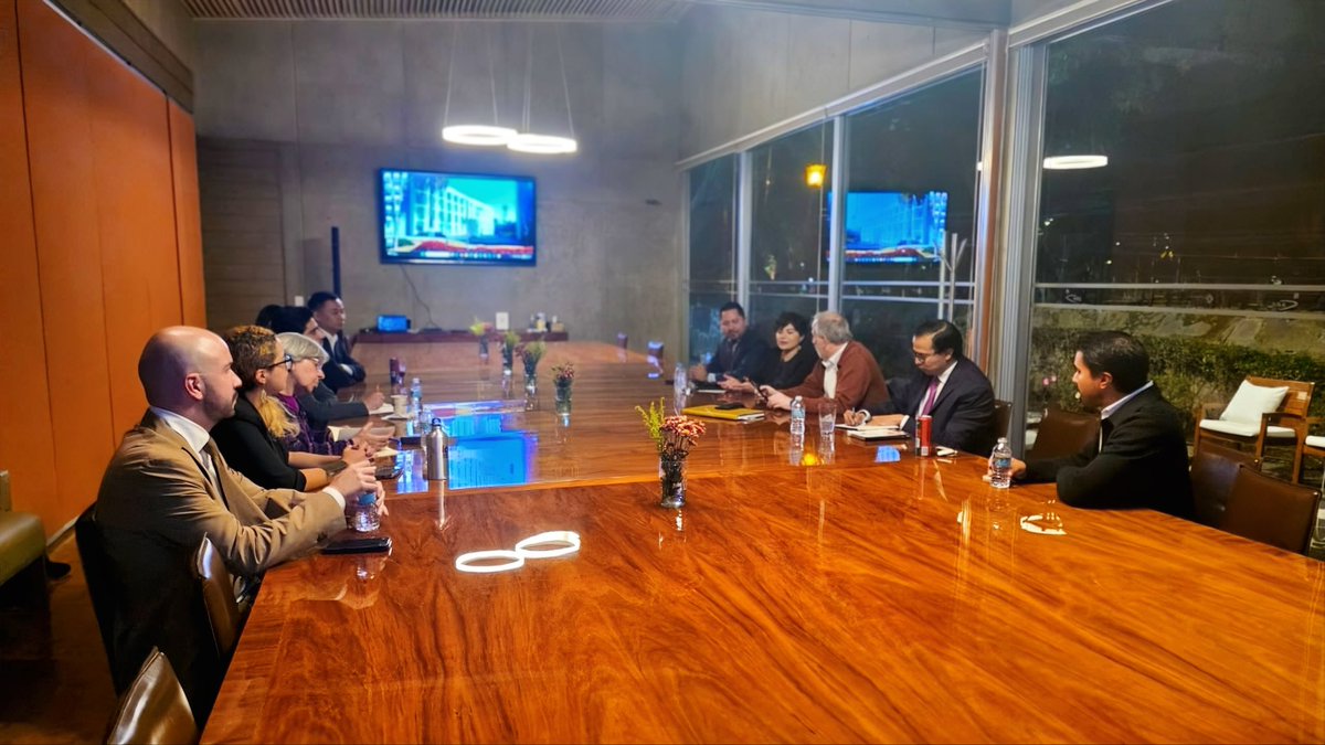 PJCOMEXI's tweet photo. Hubo reflexión histórica, economía exprés, autocrítica y muchas preguntas sobre el México que tenemos y el que queremos construir.

Una idea atravesó toda la conversación: detrás de cualquier política, institución o decisión siempre están las personas 🙌🏼

🧵 3/4 https://t.co/UTVV63c6yk