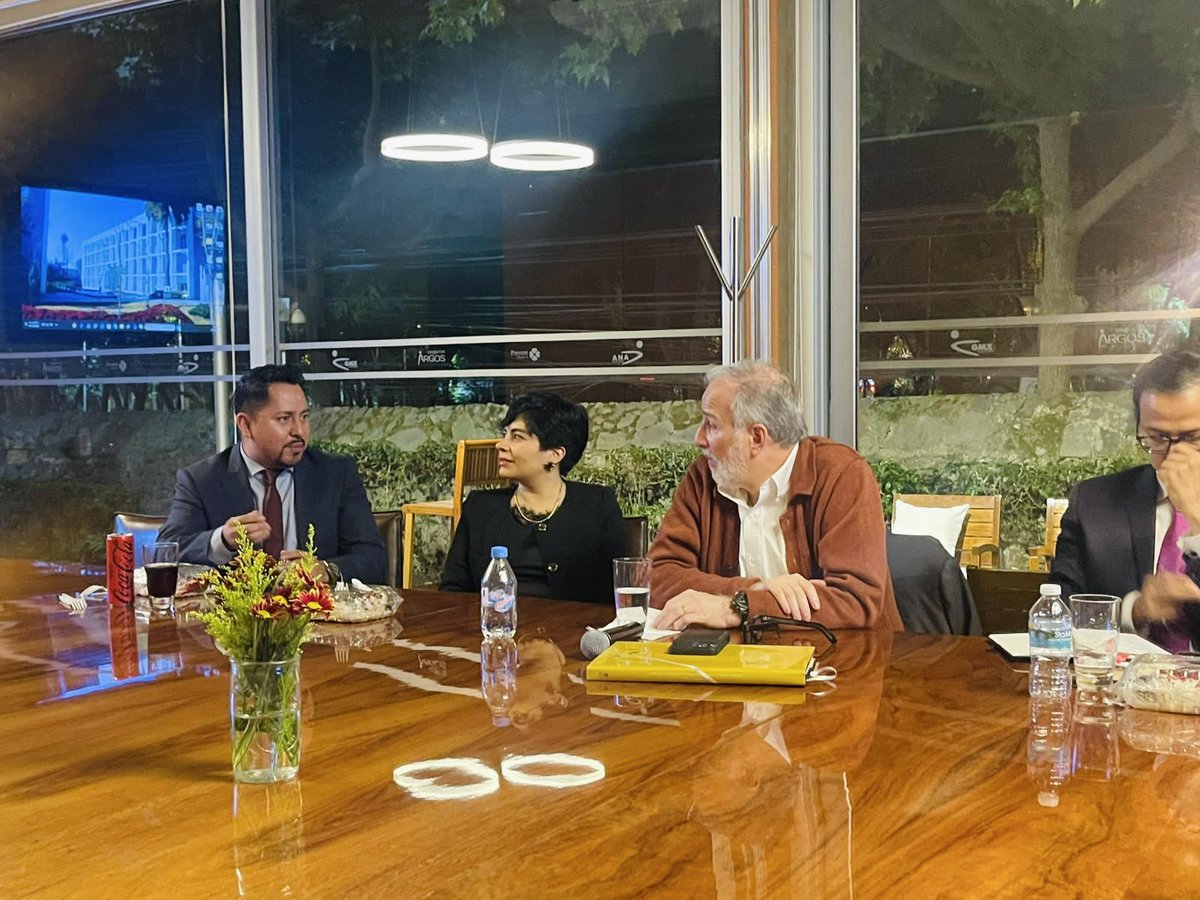PJCOMEXI's tweet photo. Hubo reflexión histórica, economía exprés, autocrítica y muchas preguntas sobre el México que tenemos y el que queremos construir.

Una idea atravesó toda la conversación: detrás de cualquier política, institución o decisión siempre están las personas 🙌🏼

🧵 3/4 https://t.co/UTVV63c6yk