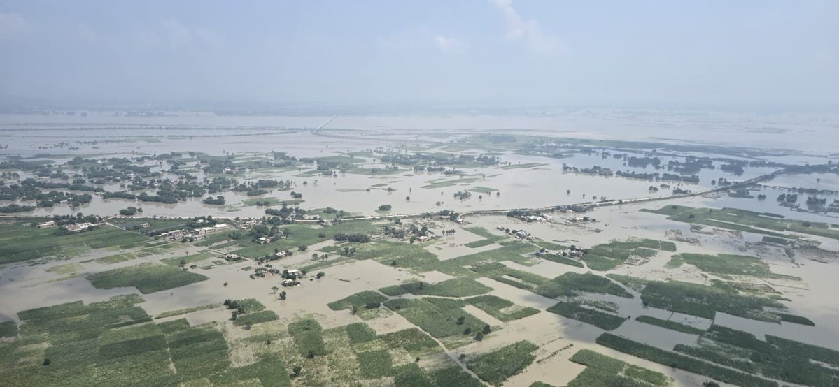 officecmbihar's tweet photo. माननीय मुख्यमंत्री श्री सम्राट चौधरी जी ने आज पश्चिम चंपारण में बढ़े हुए जलस्तर का हवाई सर्वेक्षण कर स्थिति का जायजा लिया। इस दौरान उन्होंने बाढ़ प्रभावित क्षेत्रों में राहत, बचाव एवं आवश्यक व्यवस्थाओं को लेकर प्रशासन को सतर्क एवं तत्पर रहने के निर्देश दिए। https://t.co/sm9dx8fZfn