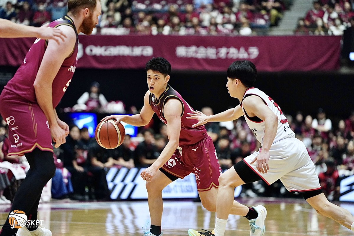jbasket_jp's tweet photo. 【B.PREMIER】米須玲音(川崎) 「自分が試合を勝たせたい」怪我を乗り越え迎えた開幕／「何もできなかった」から始まる川崎新キャプテンとしての挑戦
⁡
記事📝 https://t.co/hvK9gkcVYb
⁡
#米須玲音
@reotoy0114 
#川崎ブレイブサンダース
＠brave_thunders 
#BPREMIER
#Bリーグ https://t.co/qlqHvTIa1H