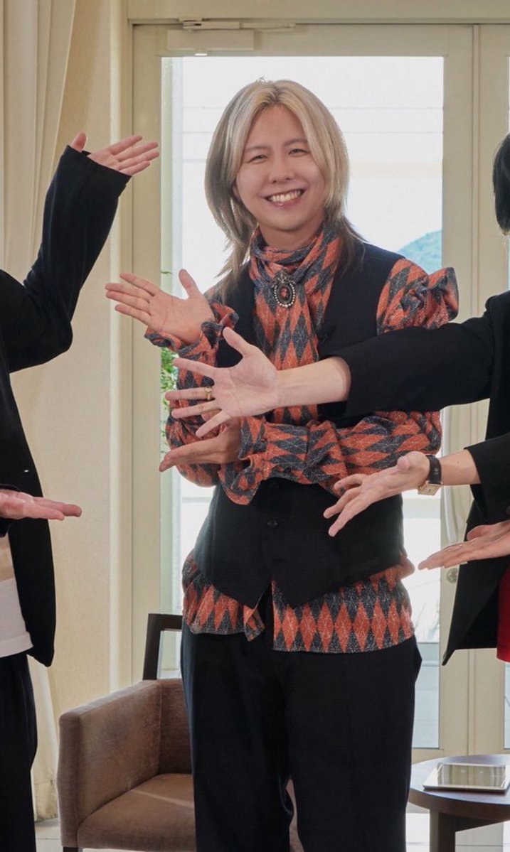 eyhus_evika's tweet photo. 뭔 ... 오트쿠튀르 패션 하우스 수석 디자이너 
같아서 아찔하다 .... 아 눈 질끈 감았어요 ... 
결혼하자 https://t.co/FBYeb66vRW