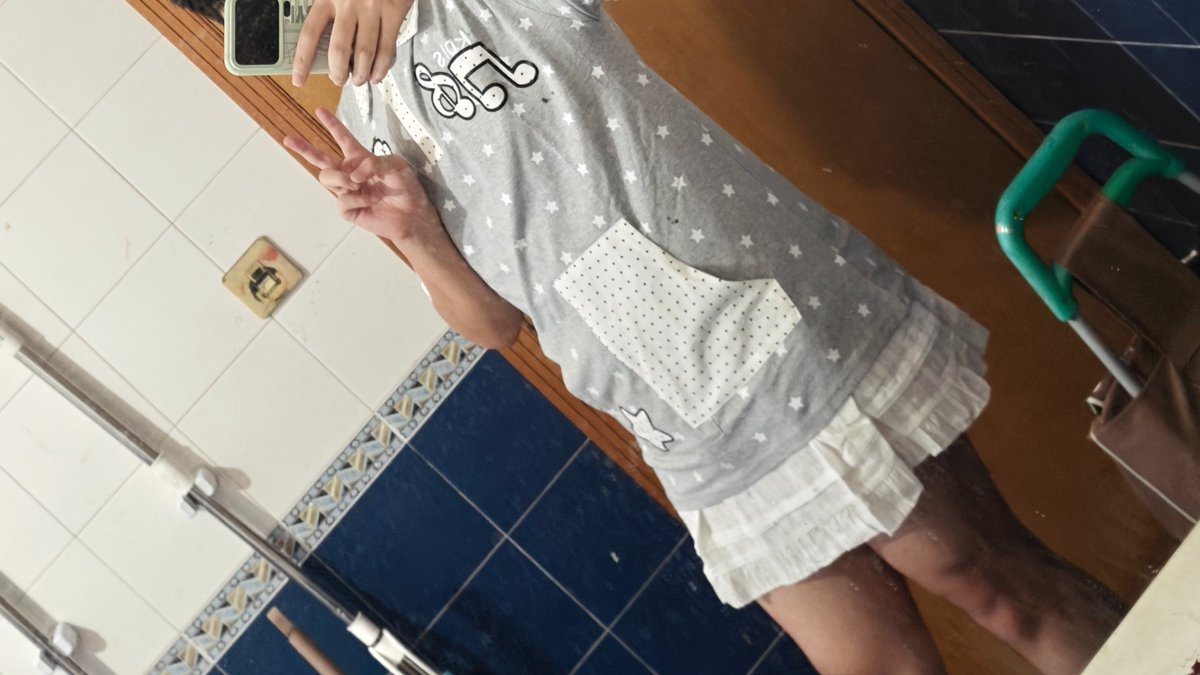 izMIKU_'s tweet photo. 试衣服，看起来有点简陋，但是布料什么的都挺实在的，对于70���（rmb）的价格来说，大致还是相当实在 https://t.co/LiNHYjZ6ah