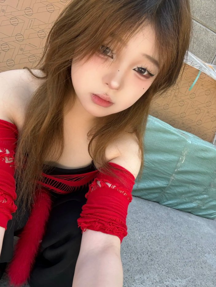 camallieres's tweet photo. 玩剧本杀认识的小妞，因为本里和我是cp所以对我就没什么防备心，玩完的时候已经是深夜了，约了她一起夜宵顺便就给迷了，现在要带她去酒店完成cp之间应该做的事情了😋 https://t.co/AWXBJMzq3y