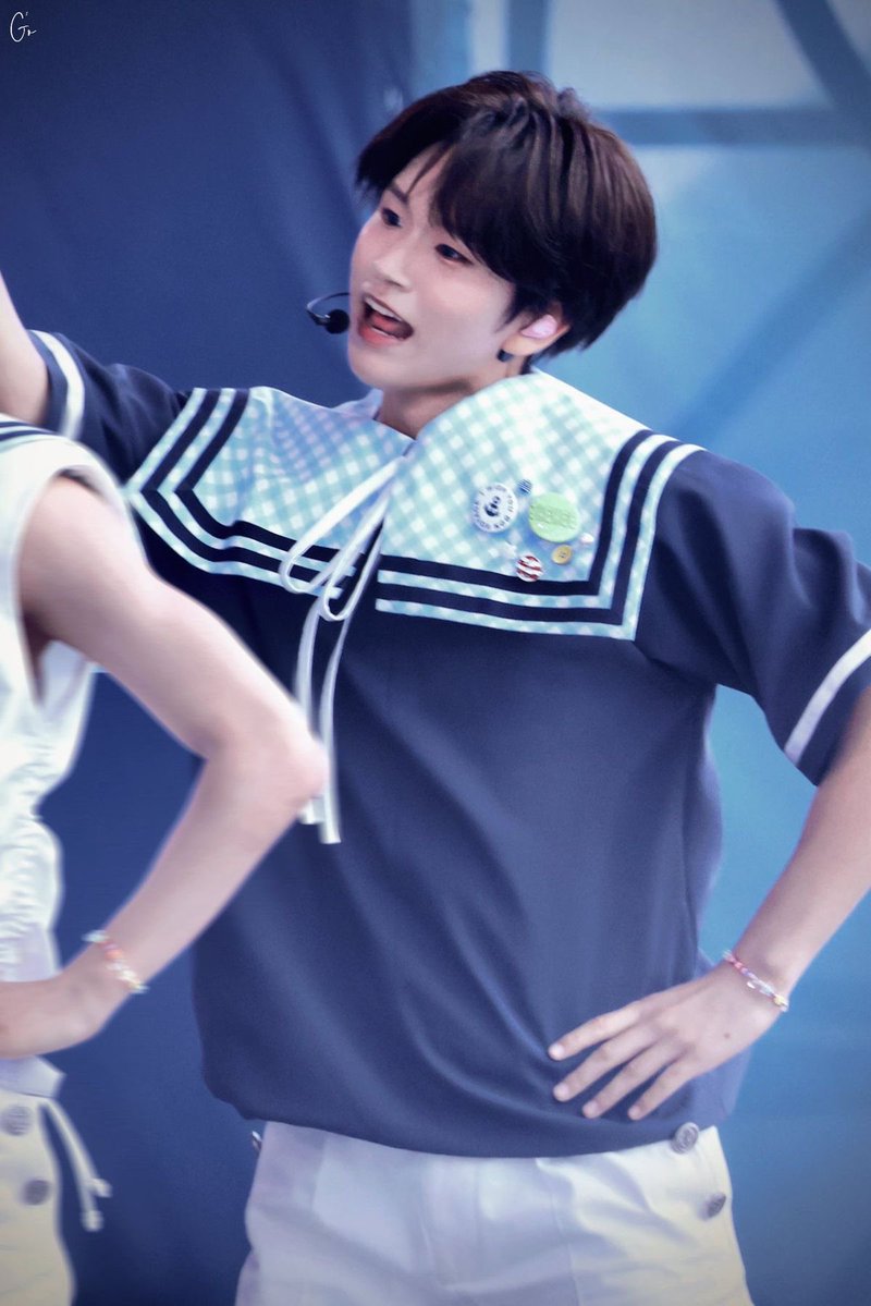 dnajdkenxjs's tweet photo. <<<<<이거보다가
                                                           이거보니까>>>>>

뽀짝애기에서 근엄남자 된 거 실감나서 갑자기 감격해버림 https://t.co/GYAhT0bSwR