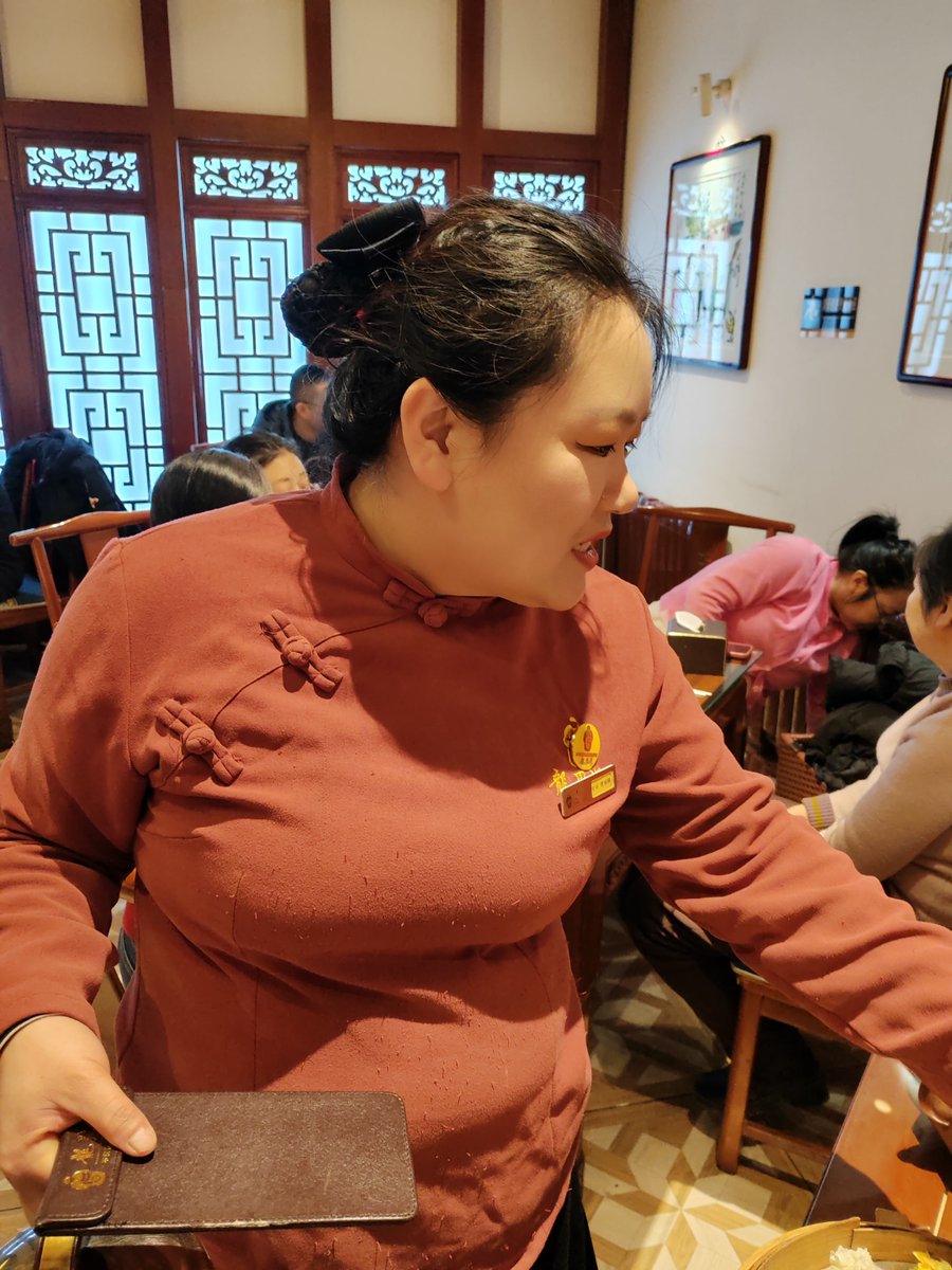 flux_hx32167's tweet photo. "Whoa, that's not how you do it! The sudden move really made me feel a bit awkward when the waitstaff rushed over." https://t.co/FdAMRv031E