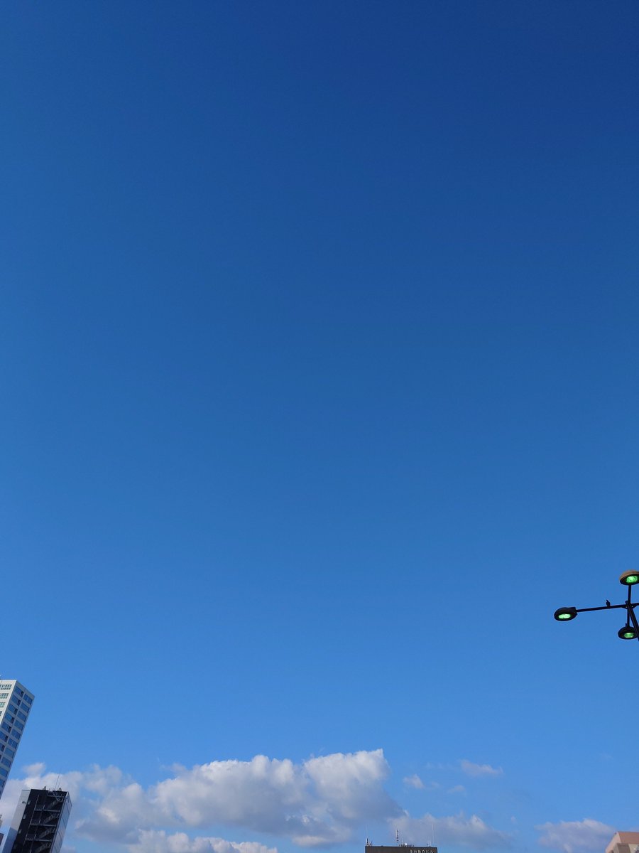 hohoemigaesi's tweet photo. 圭さんの歌声に呼ばれたのかも！

青空！

青空もききたいなあ！
うれしくて、口ずさみながら。

米粉パンを買ってかえったよ！ https://t.co/tptgHdwKbb