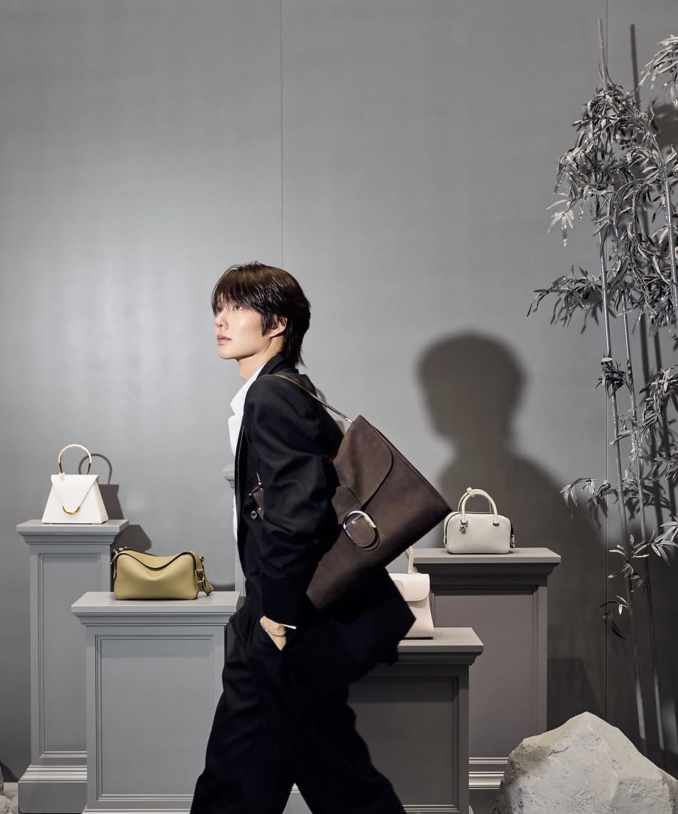 GooddayEnews's tweet photo. “น้ำปิง นภัสกร”  คนไทยคนแรกที่เข้าชม
Hans Op de Beeck, Delvaux Arsenal &amp; Le 27 Flagship a Brussels, Belgium
ถ่ายทอดความเรียบหรูสไตล์ Quiet Luxury ได้อย่างลงตัว 

A DELVAUX MOMENT WITH NAMPING

#NampingxDelvaux
#GooddayEnews https://t.co/Rk6mfHZXS2