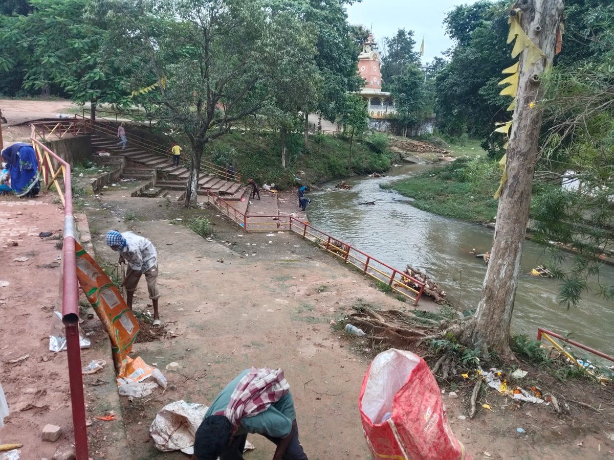 SwachhAMC's tweet photo. स्वच्छता ही सेवा अभियान  जनभागीदारी के साथ शंकरघाट में  श्रमदान कर परिसर की सफाई - स्वच्छ  शहर के लिए ऐसे प्रयासों में हर किसी की भागीदारी जरूरी है।  #SwachhataHiSeva #CleanChhattisgarh @SwachhBharatGov  #Surguja https://t.co/3h6lVugppC
