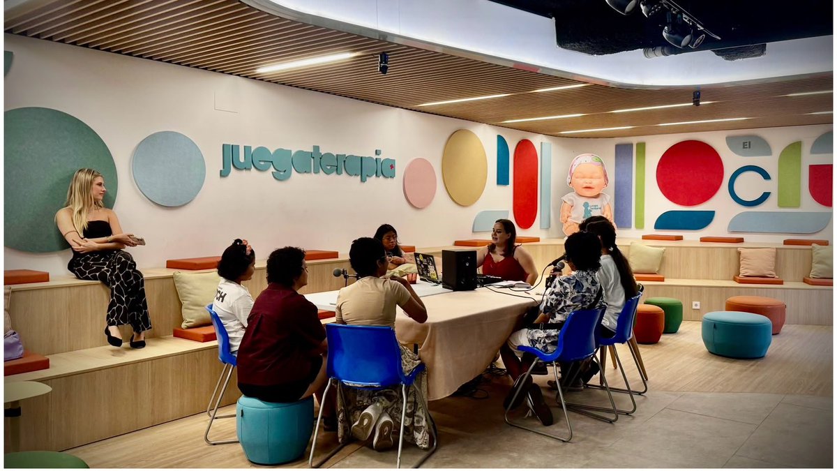 juegaterapia's tweet photo. Hoy, en el #DíaInternacionalDelPodcast, volvemos a la carga con una nueva entrega de los episodios que grabamos los viernes en nuestro #ClubJuegaterapia.
Un espacio para que los chavales se expresen, se emocionen, aprendan y vivan a tope emociones que todos comparten.
¡Un espacio hecho por y para ell@s!  🩵
Escuchalo aquí 🎧https://t.co/MdRJeFyUGp
#LosViernesPasanCosas