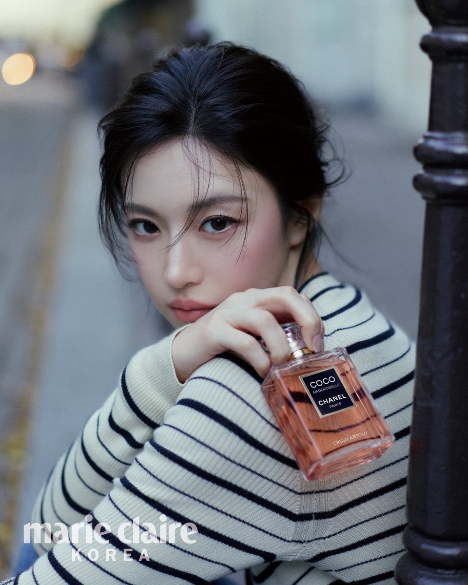 marieclairekr's tweet photo. #제작협찬 ONCE UPON A CRUSH! 파리의 유서 깊은 르 트리아농이 #코코마드모아젤크러쉬압솔뤼 의 세계로 물든 밤. 그 환상적인 밤에 #마리끌레르코리아 디지털 커버의 주인공, 배우 #고윤정 과 함께 했습니다.오래된 카페와 파리의 골목, 화려한 행사장을 자유롭게 오가며 코코 마드모아젤 크러쉬 압솔뤼와 자신만의 이야기를 완성한 그녀의 순간을 화보에 담았습니다.

#CrushAbsolu #CocoMademoiselle #샤넬코코마드모아젤