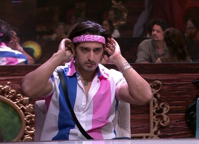 Rahulhuyrr's tweet photo. Qazi's look for Today's Red and Black Rose Task 🎸🌟

#QaziTouqeer #Bigboss20 https://t.co/rOGDqfaofE