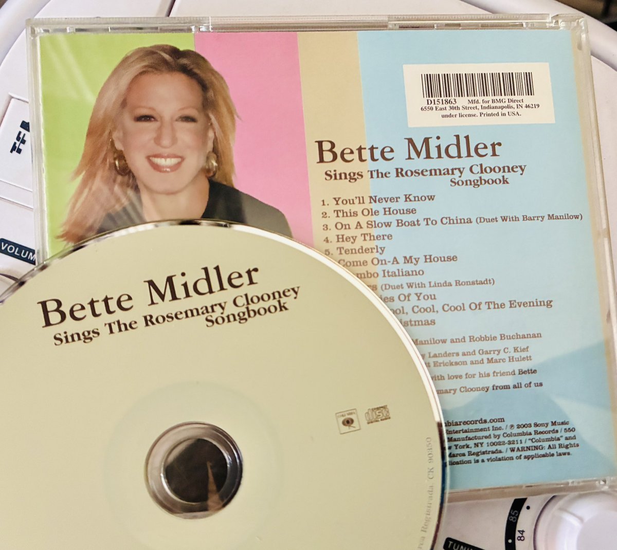 audio_collector's tweet photo. BETTE MIDLER SINGS THE ROSEMARY CLOONEY SONGBOOK (2003) the eleventh studio album by Bette Midler on CD format.
 
Released 23 years ago today, September 30th, 2003, by Columbia Records. 

#musicfromthelastcentury #todayinpopmusic #bettemidler #cdmusiccollectionpost https://t.co/JuXcB8wYfe