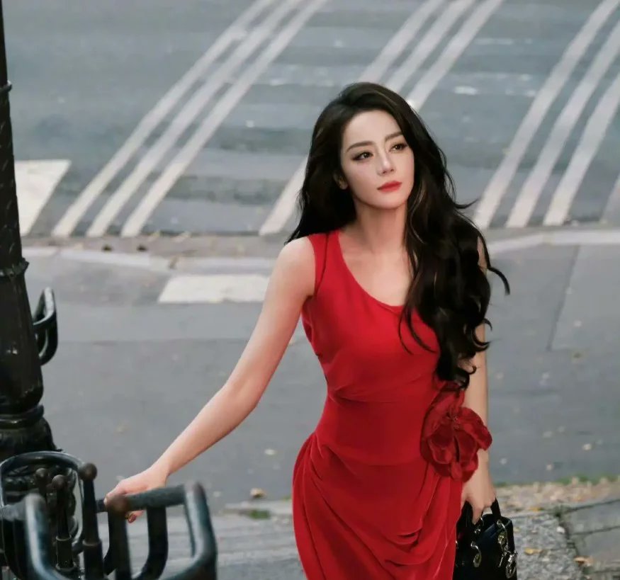 Asiavibe_72's tweet photo. Dilraba Dilmurat drew attention in Paris on September 29 as Dior’s Global Brand Ambassador, attending the brand’s 2027 Summer Women’s Show. She appeared in a striking red dress and quickly became one of the most discussed guests surrounding the event.
https://t.co/TifrD9GIvd https://t.co/0DLeayKPCE