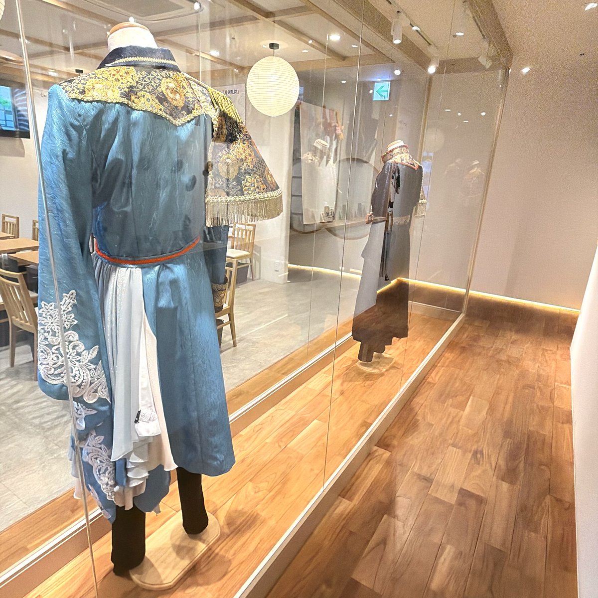 touken_2_5chaya's tweet photo. ＼ ⋱ ✿ 2.5茶屋紹介✿ ⋰ ／

◤展示スペース◢

衣裳を360°見ることができる展示スペースをご用意しています。
実際に使われた衣裳の細かい箇所まで、ぜひ直接ご覧ください。

現在は
ミュージカル『刀剣乱舞』
～静かなる夜半の寝ざめ～ より
にっかり青江 山姥切国広 のライブver.衣裳を展示しております。

#刀ミュ #刀剣乱舞 #刀剣乱舞2_5茶屋