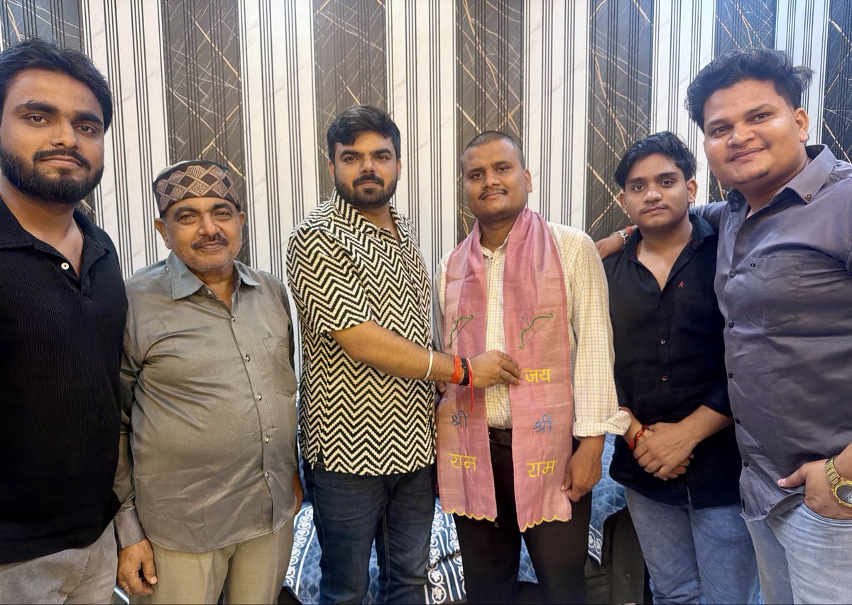 bjym4Rishabh's tweet photo. छोटे भाई अभिलाष मिश्रा जी के जन्मदिन के शुभ अवसर पर देर रात्रि उनके आवास पर पहुँचकर उन्हें जन्मदिन की हार्दिक शुभकामनाएँ एवं बधाई प्रेषित की।
राधा रानी एवं बिहारी जी की कृपा सदैव आप पर बनी रहे।@BJP4India @BJYM @BJP4UP @narendramodi @AmitShah
#UttarPradesh #kanpur #latepost https://t.co/ZITQyYzjAo