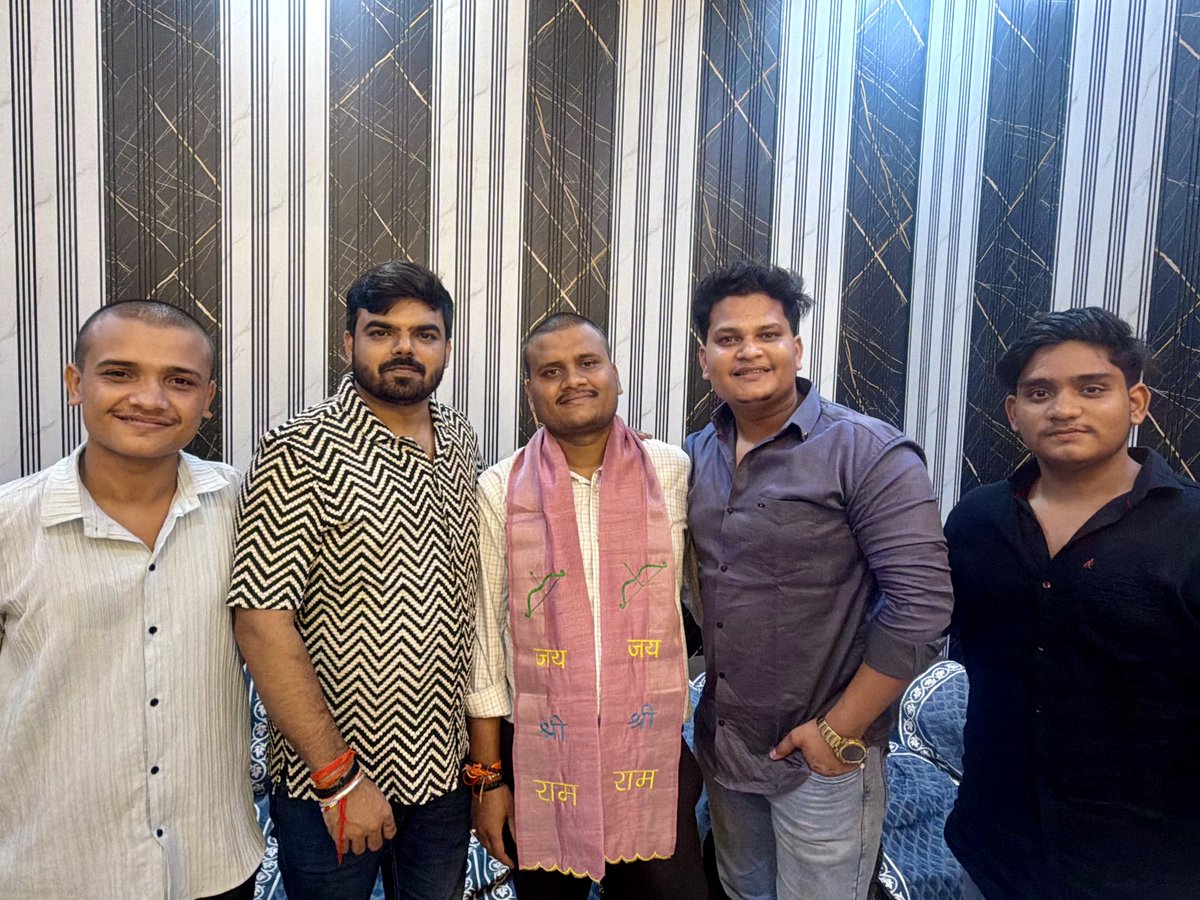bjym4Rishabh's tweet photo. छोटे भाई अभिलाष मिश्रा जी के जन्मदिन के शुभ अवसर पर देर रात्रि उनके आवास पर पहुँचकर उन्हें जन्मदिन की हार्दिक शुभकामनाएँ एवं बधाई प्रेषित की।
राधा रानी एवं बिहारी जी की कृपा सदैव आप पर बनी रहे।@BJP4India @BJYM @BJP4UP @narendramodi @AmitShah
#UttarPradesh #kanpur #latepost https://t.co/ZITQyYzjAo