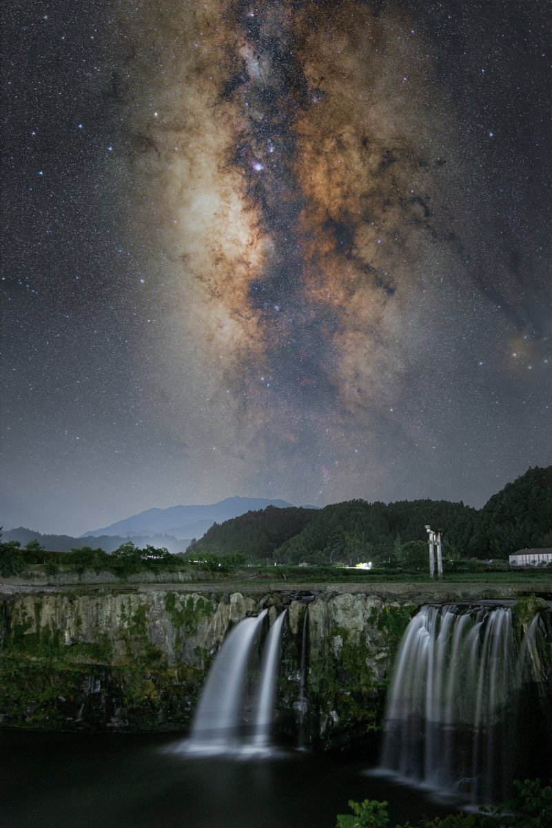 onitaku_photo's tweet photo. 東洋のナイアガラの滝と言われる原尻の滝も宇宙のスケールの大きさには勝てない https://t.co/OwpNWlufeF