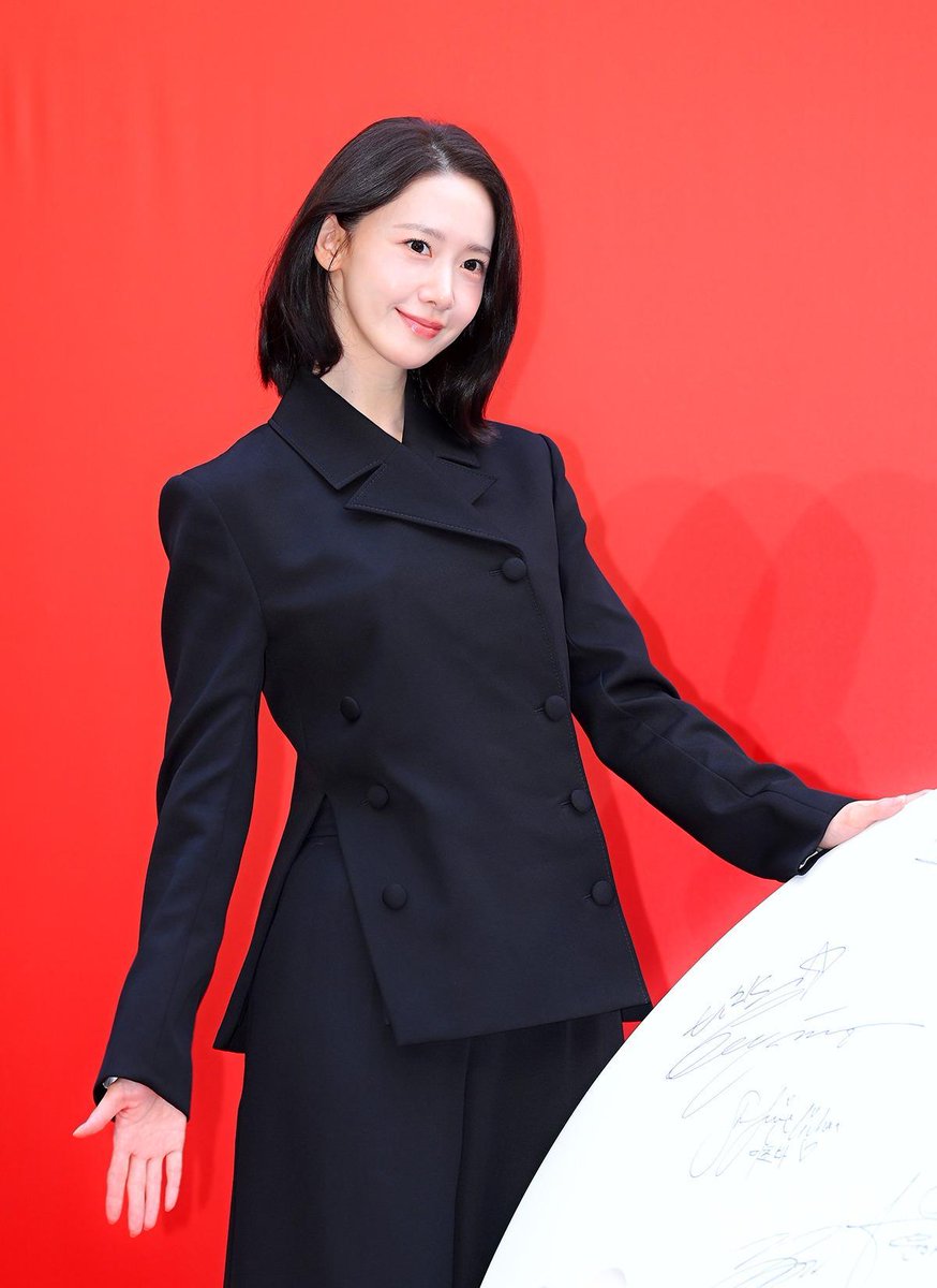 inlovewyoona's tweet photo. Yoona looks like a little princess. ♥ https://t.co/9PMn4iISFF