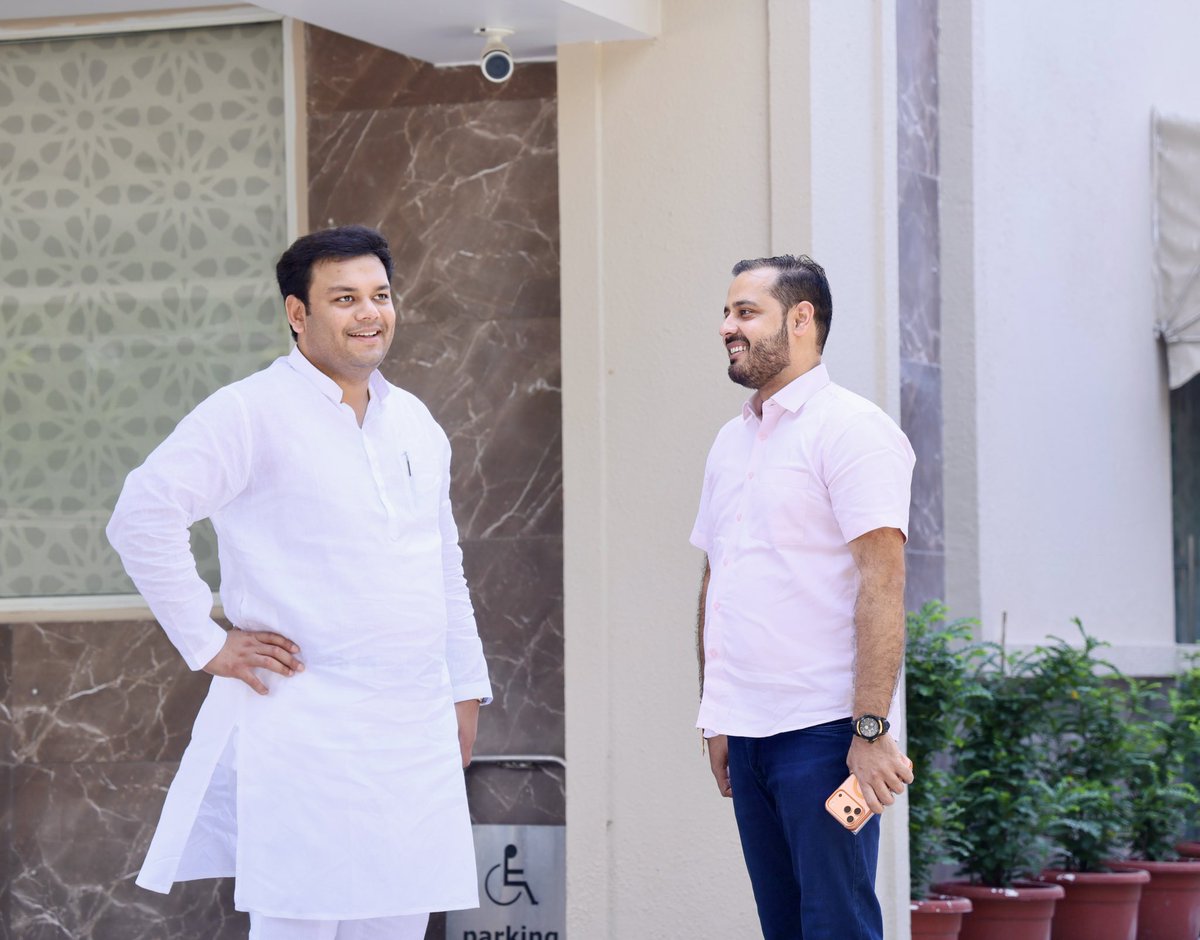 premendraguddu's tweet photo. लोकप्रिय जननेता, सकारात्मक ऊर्जा के धनी, उत्तर प्रदेश सरकार में माननीय बेसिक शिक्षा मंत्री आदरणीय श्री संदीप सिंह जी से अलीगढ़ में शिष्टाचार भेंट की। 

#SandeepSingh #PremendraGuddu #BJYM #BJPAligarh @thisissanjubjp https://t.co/EeXP0CuNwj