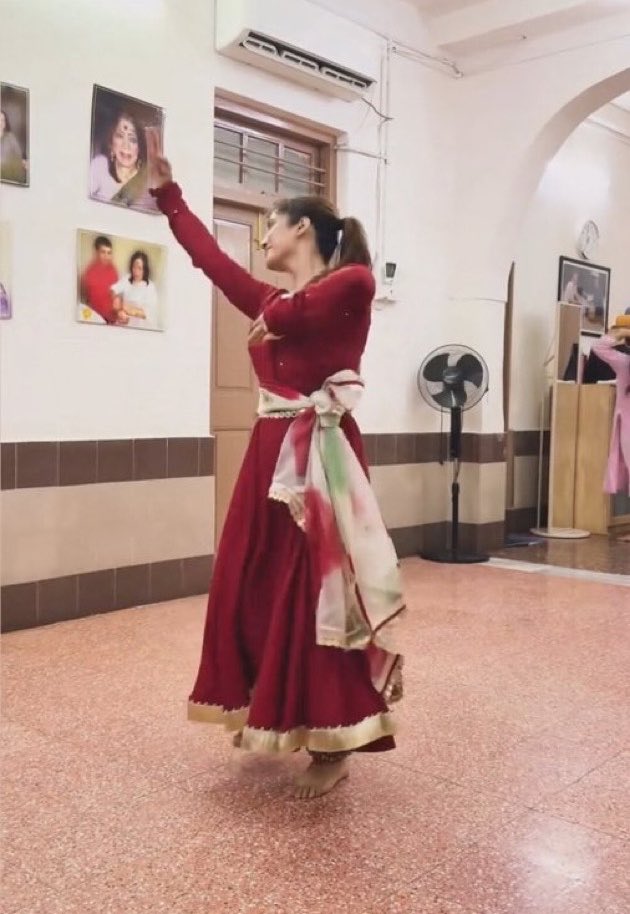 selfcenterredd's tweet photo. Doing what she loves the most♥️

#ShivangiJoshi #Shivangians https://t.co/fGVXUMpZAD