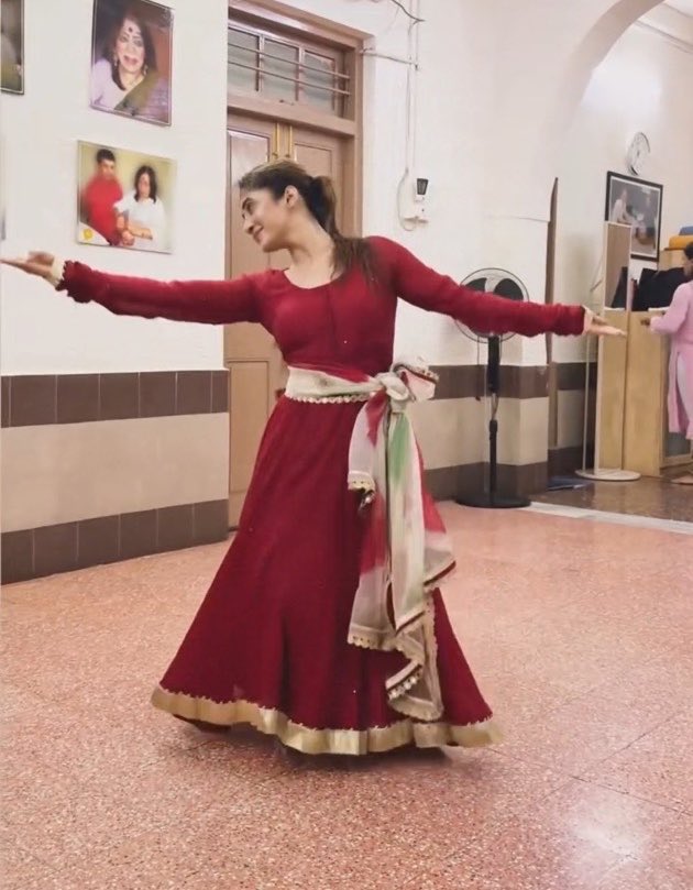 selfcenterredd's tweet photo. Doing what she loves the most♥️

#ShivangiJoshi #Shivangians https://t.co/fGVXUMpZAD