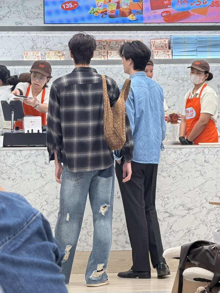 meepangg's tweet photo. ดิวธีไปคาเฟ่เจ็มเฮ้าส์ด้วย  สั่งเมนูลายพิมพ์เร็นจินแน่เลยอะ เขินส่วนสูงเวลายืนข้างกันอะ น้องธีตัวเล็กกับแค่คนคนเดียวจริงๆ🤏🏻🥺

cr. tong_tsy https://t.co/Pn38TvDD3I