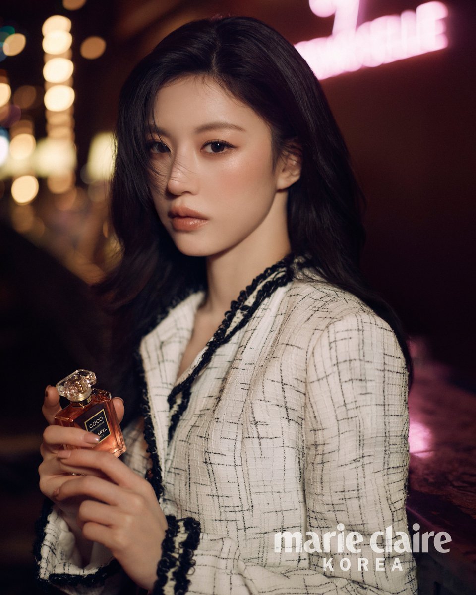marieclairekr's tweet photo. #제작협찬 ONCE UPON A CRUSH! 파리의 유서 깊은 르 트리아농이 #코코마드모아젤크러쉬압솔뤼 의 세계로 물든 밤. 그 환상적인 밤에 #마리끌레르코리아 디지털 커버의 주인공, 배우 #고윤정 과 함께 했습니다.오래된 카페와 파리의 골목, 화려한 행사장을 자유롭게 오가며 코코 마드모아젤 크러쉬 압솔뤼와 자신만의 이야기를 완성한 그녀의 순간을 화보에 담았습니다.  

#CrushAbsolu #CocoMademoiselle #샤넬코코마드모아젤