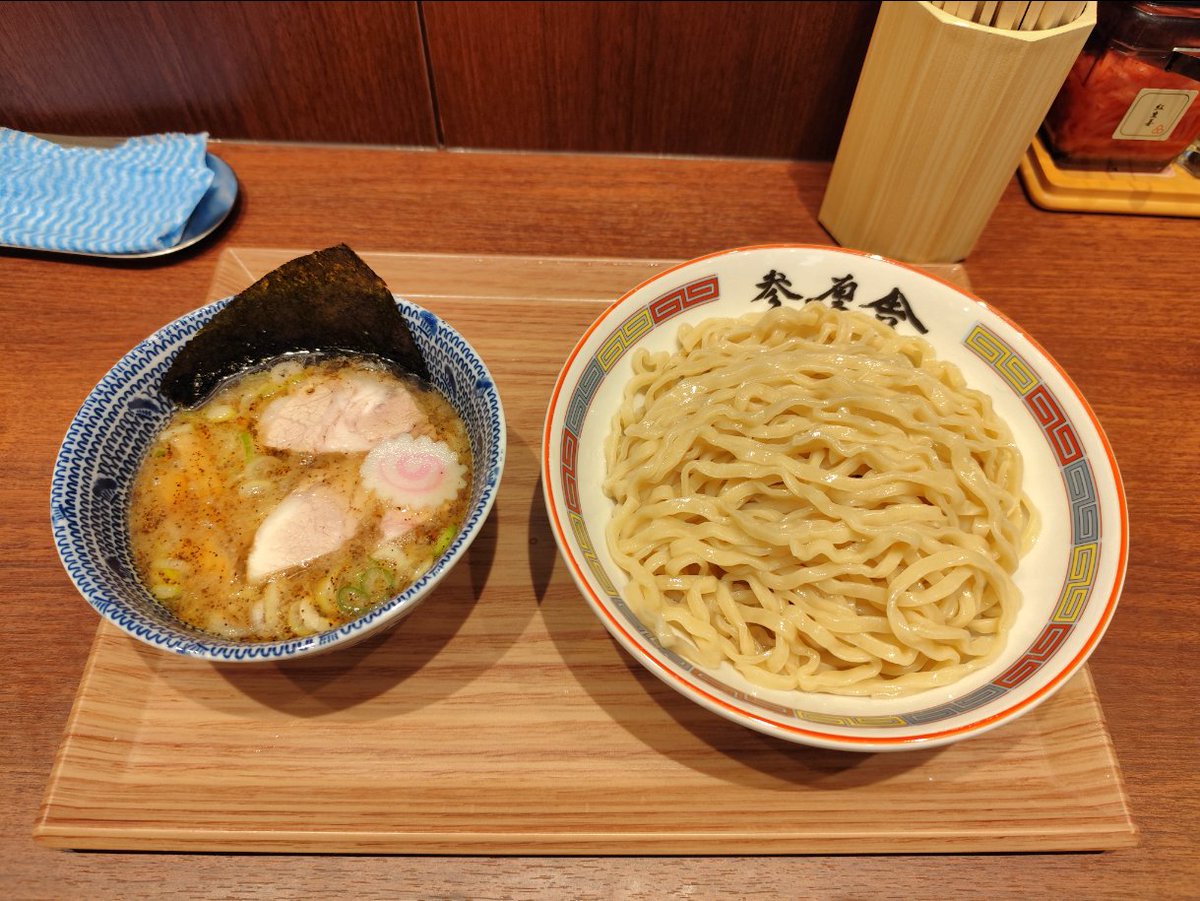 yameruneko's tweet photo. 無職と言えばつけ麺！🍜
という事で、参厘舎

トフロム八重洲の地下にあったので行ってみた
なんと醤油ベースつけ麺…😂

悪くはないんだけど、六厘舎みたいな濃厚魚介のほうが正直好き💦

六厘舎とは別のお店なので比較してもダメなんだろうけど、なんかイメージが違ったというか😅 https://t.co/vfc1S3A6Ov