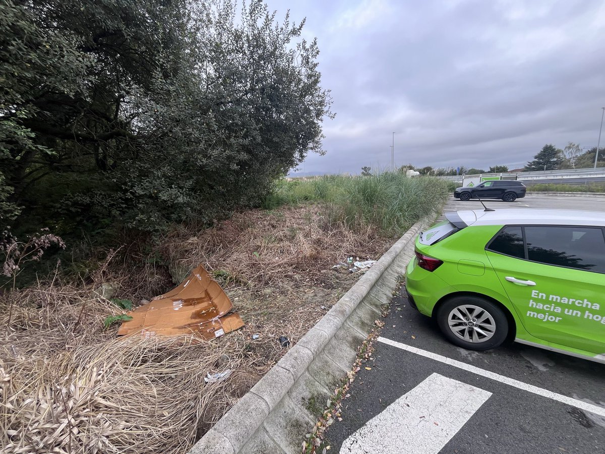 Vaautilla's tweet photo. Menuda marranada de parking el de @leroymerlin_es @leroymerlin_es en TORRELAVEGA. https://t.co/oAut4v3joF