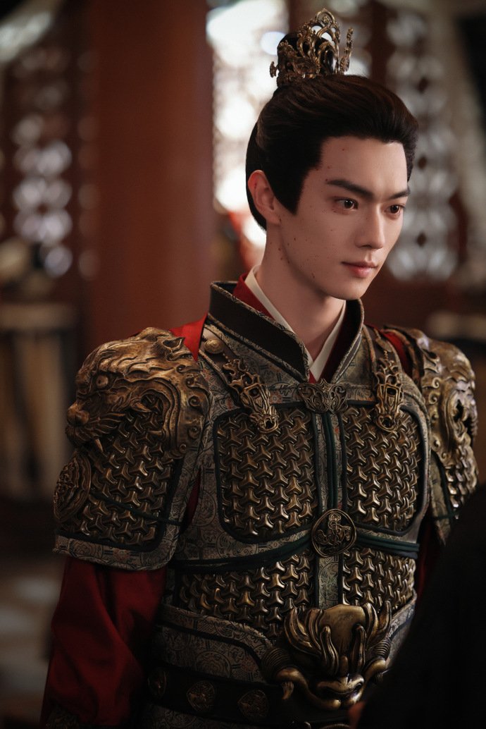 ZerochaphiL's tweet photo. ขอแปลการเปรียบเทียบความแตกต่างระหว่าง "เสิ่นรุ่นในนิยาย" กับ "เสิ่นรุ่นในซีรีส์" สำหรับคนที่สนใจ ขออธิบายตัวตนของคู่ปรับหลักๆ ของเสิ่นรุ่นในละครแบบคร่าวๆ ด้วย

1. ในนิยาย พ่อของเขา เสิ่นจือไป๋ ในสมัยราชวงศ์ซ่งมีสถานะเทียบได้กับตำแหน่งระดับ "อัครมหาเสนาบดี" เพราะเข้าไปเกี่ยวข้องกับเรื่องการแต่งตั้งรัชทายาท พ่อของเขาจึงถูกสังหาร ส่วนเขากับน้องชายถูกเนรเทศไปเป็นทหารที่ชายแดน

ในซีรีส์ พ่อของเขาเป็น "ขุนนางกำกับการขนส่งประจำเจียงหนาน" ซึ่งซีรีส์ไม่ได้บอกว่าเขามีตำแหน่งอะไรแน่ชัด เพราะเขาเข้าไปจัดการกับการทุจริต จึงถูกตระกูลใหญ่หลายตระกูลร่วมมือกันใส่ร้าย จนตระกูลเสิ่นถูกประหารทั้งตระกูล ส่วนเขากับน้องชายโชคดีหนีรอดมาได้

2. ในนิยาย พ่อของเสิ่นรุ่นเป็นอาจารย์ของฮ่องเต้องค์ใหม่ และในอดีต พ่อของเขาก็ถูกทำร้ายเพราะให้การสนับสนุนฮ่องเต้องค์ใหม่ ประกอบกับสองพี่น้องยังเคยช่วยปราบ อี้อ๋อง ดังนั้นฮ่องเต้องค์ใหม่จึงดีกับเสิ่นรุ่นมาก ซึ่งมีพื้นฐานความสัมพันธ์และเรื่องราวในอดีตรองรับอยู่

ในซีรีส์ มองไม่ค่อยเห็นความสัมพันธ์ส่วนนี้ มีเพียงการพูดถึงว่า หลังจากเขาหลบหนีไป เขาได้รั��ความช่วยเหลืออย่างลับๆ จากกลุ่มขุนนางที่ยึดถือความซื่อตรง เป็นกลุ่มคนที่เห็นด้วยกับแนวคิดของเสิ่นจือไป๋ แต่เสิ่นรุ่นกับฮ่องเต้มีความสัมพันธ์หรือความสนิทสนมกันมาก่อนหรือไม่ ตรงนี้ไม่แน่ชัด ทำให้ส่วนของความสัมพันธ์ระหว่างตัวละครถูกลดความสำคัญลงไปพอสมควร

3. ในนิยาย เสิ่นรุ่น กับ เซี่ยซู มีตำแหน่งราชการระดับเดียวกัน แต่เพราะเสิ่นรุ่นเป็นขุนนางในเมืองห���วง เขาจึงมีอำนาจและค��ามแข็งกร้าวมากกว่าเล็กน้อย 

ในละคร เปลี่ยนตำแหน่งของเซี่ยซู เดิมทีเขาเป็น ผู้บัญชาการทหารประจำแคว้น แต่ในละครเปลี่ยนเป็น ขุนนางที่ปรึกษาราชสำนักฝ่ายขวา ซึ่งมีขั้นตำแหน่งต่ำกว่าเสิ่นรุ่น ดังนั้นในละครจึงพูดได้ว่าเสิ่นรุ่น เหนือกว่าตระกูลเซี่ยแบบขาดลอย

ส่วนบอสอย่าง หู่ซิ่ง เป็น ผู้บัญชาการสามกรมการคลัง หรือที่เรียกว่า “เสนาบดีฝ่ายการคลัง” มีอำนาจดูแล���้านการคลังของทั้งประเทศ และยังเป็นขุนนางฝ่ายบุ๋นด้วย ดังนั้นจึงสามารถยืนอยู่ในระดับที่ต่อกรกับเสิ่นรุ่นได้

ฉันคิดว่าจุดที่บทละครปรับเปลี่ยนได้ดีที่สุดคือ เส้นเรื่องของเสิ่นจือไป๋ เพราะในประวัติศาสตร์ราชวงศ์ซ่งไม่ได้มีกรณีที่อัครมหาเสนาบดีถูกสังหารเพราะเรื่องการแต่งตั้งรัชทายาท การเปลี่ยนตรงนี้ทำให้สถานะเริ่มต้นของเสิ่นรุ่นต่ำลงก็จริง แต่ในทาง���ลับกันกลับทำให้ ภาพของตัวละครที่มองการณ์ไกลและมีอุดมการณ์เพื่อส่วนรวมเด่นชัดขึ้น เขาไ��่ได้ต้องการเพียงแก้แค้นให้ตระกูลเสิ่นเท่านั้น แต่ยังต้องการสานต่อแนวคิดที่พ่อของเขาไม่สามารถทำให้สำเร็จ และผลักดันแนวคิดนั้นออกไปเพื่อให้ประชาชนได้รับประโยชน์

เพราะฉะนั้นฉันถึงบอกตั้งแต่แรกว่า เสิ่นรุ่นเป็นตัวละครที่มีน้ำหนักระหว่างเส้นความรักกับเส้นเรื่องการงาน/อุดมการณ์ประมาณครึ่งต่อครึ่ง ตัวละครนี้ไม่ได้มีแค่ความสะใจจากการเอาคืน หรือความเก��งแบบพระเอกเท่านั้น แต่ยังมี “ความรักอันยิ่งใหญ่ต่อส่วนรวม” อยู่ในตัวเขาด้วย

#คมวสันต์ซ่อนรัก #สวีข่าย