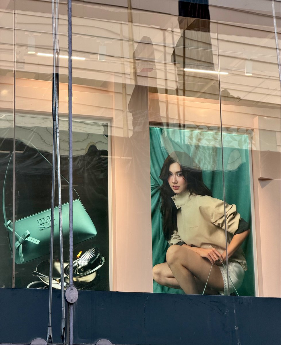 irisnoire_'s tweet photo. เขินงะเจอพี่น่ากลางสยามด้วยยยยย >⩊<

#maisonKEEPSxLalinaLena
#maisonKEEPSfriends https://t.co/0hhYd4SW0y