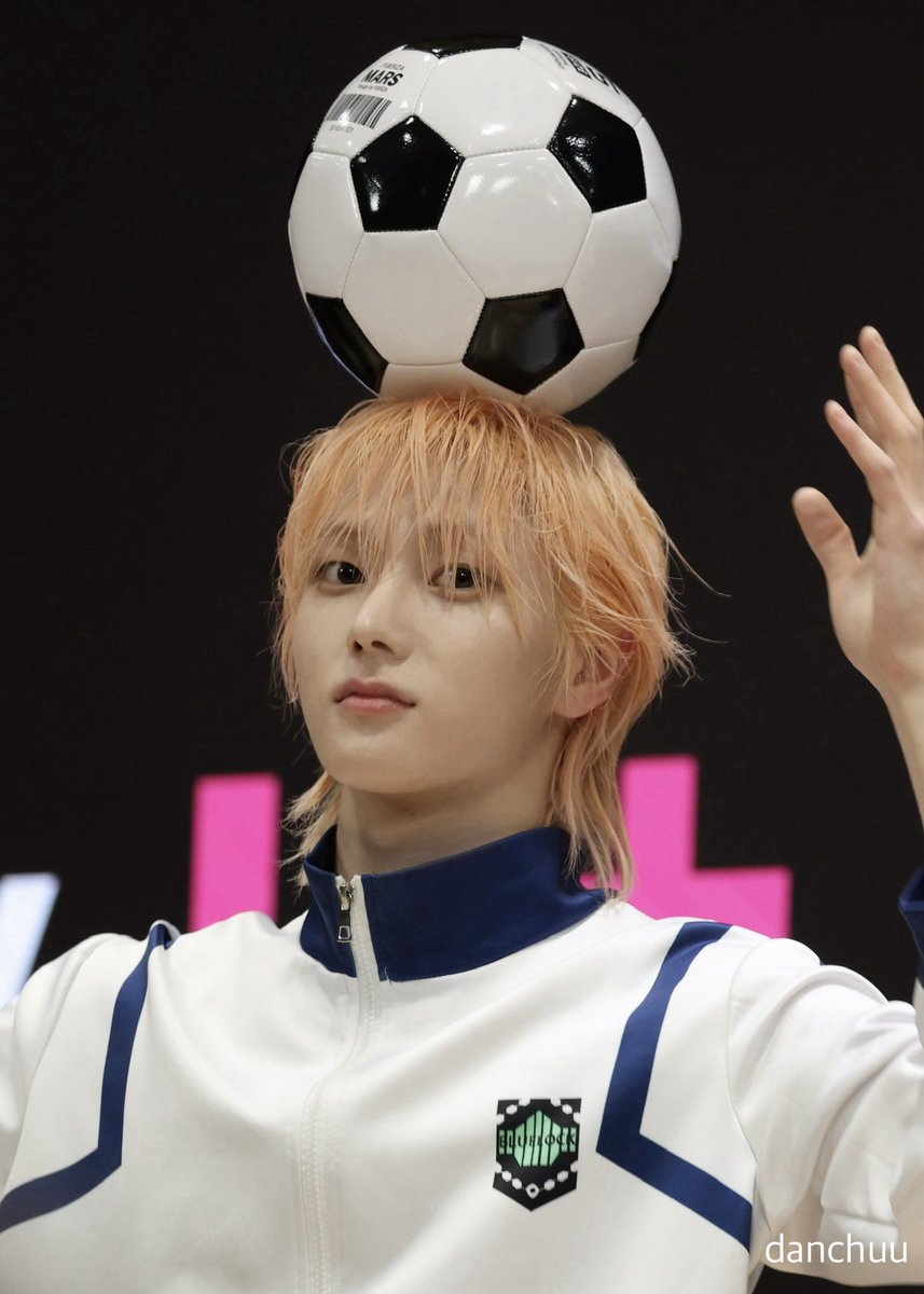 1ui_319's tweet photo. すみませんすみませんすみません誰かこのサッカーボールが何号球か教えてくださいちなみに大人用のサッカーボール5号球の直径は22センチくらいです https://t.co/rOA72yrwml