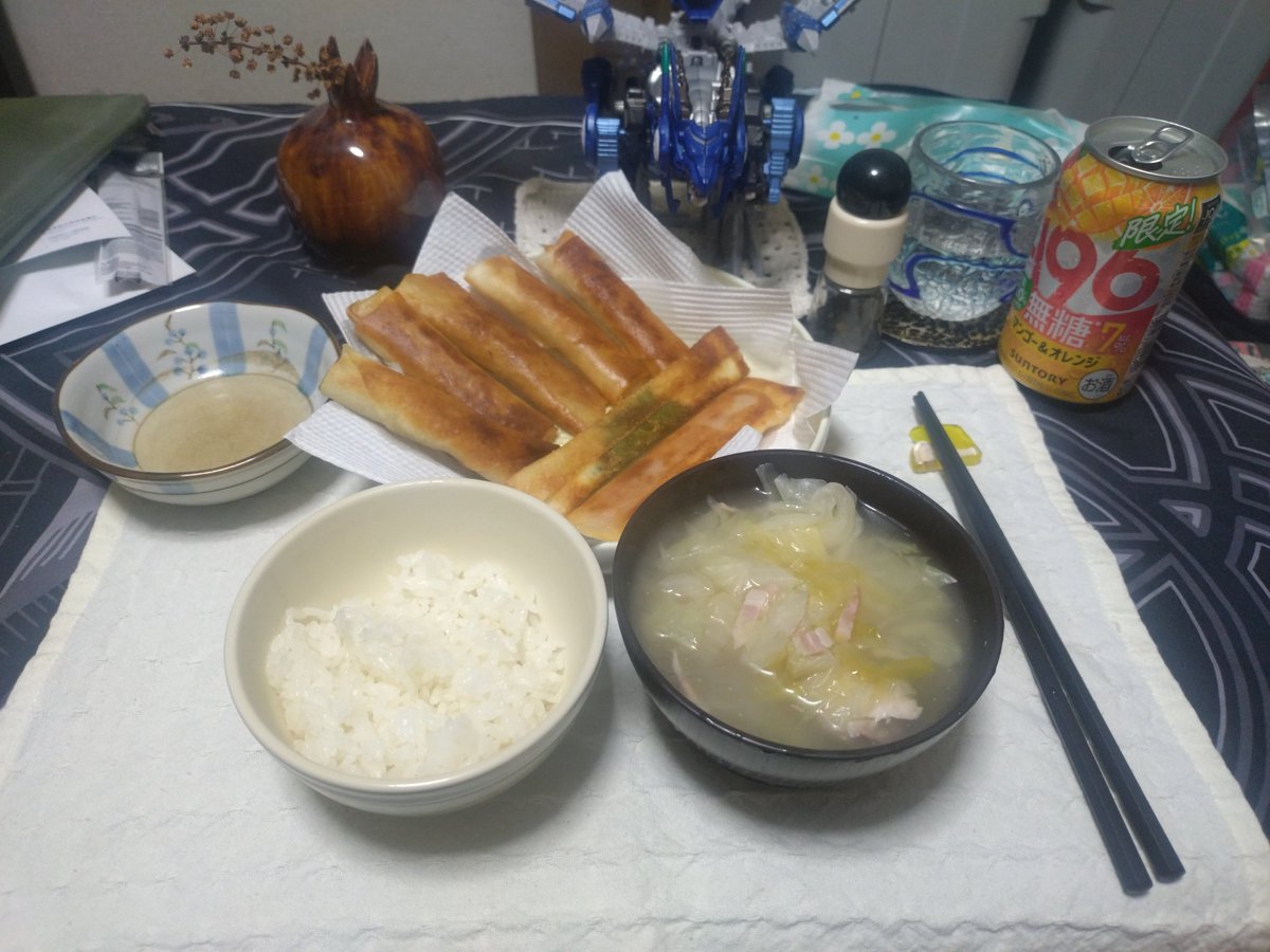 NUE_0_8's tweet photo. 飯！本日は春巻きパーティー
揚げたてを好きなだけ食べる https://t.co/6NexaA9Hab