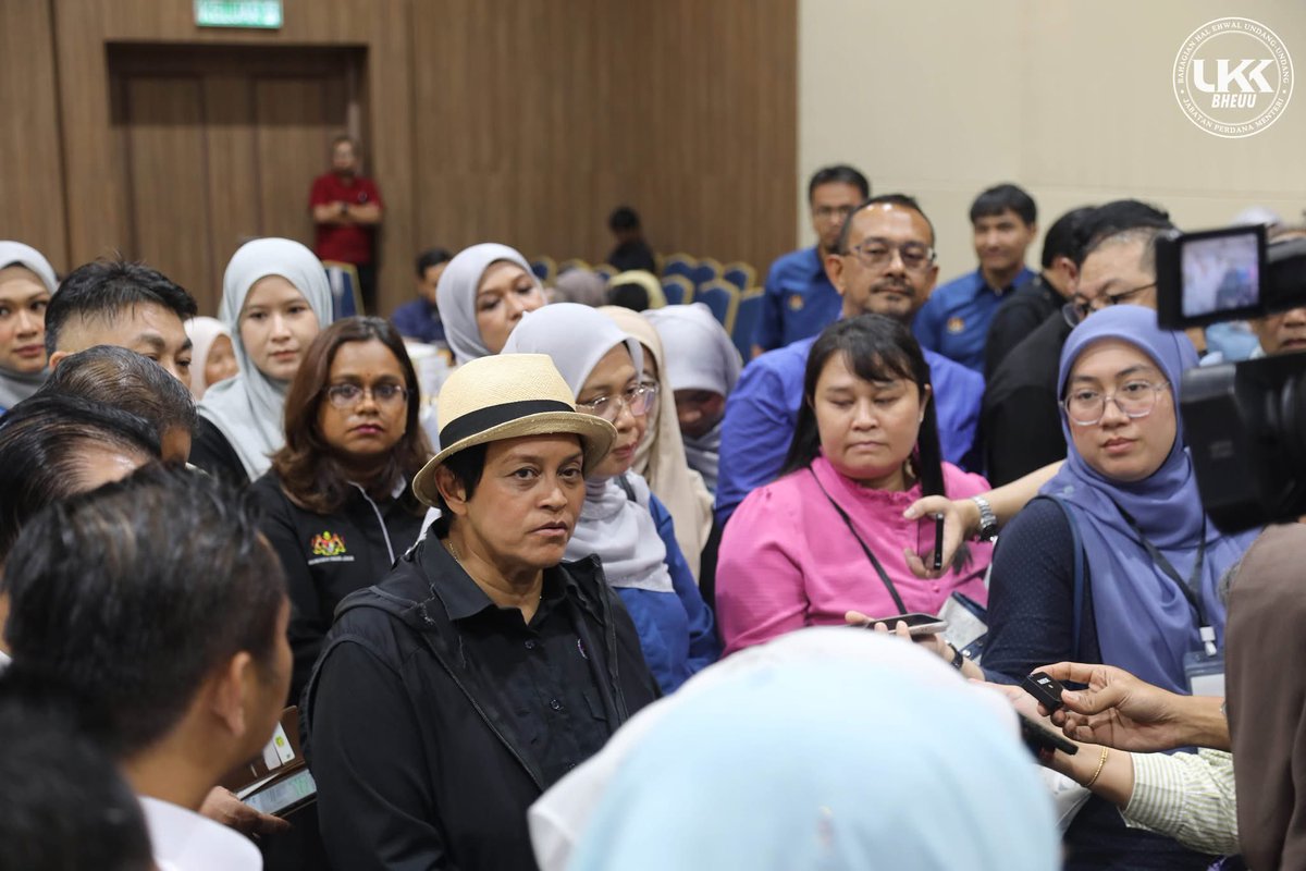 bheuu_jpm's tweet photo. MAJLIS PENYERAHAN PROJEK SIAP KOMPLEKS MAHKAMAH BAHARU JOHOR BAHRU

Pautan facebook: https://t.co/BL1OTNg09c

#BHEUU
#JabatanPerdanaMenteri
#MalaysiaMADANI
 #AksesKepadaKeadilan https://t.co/r4xcYkHi7z