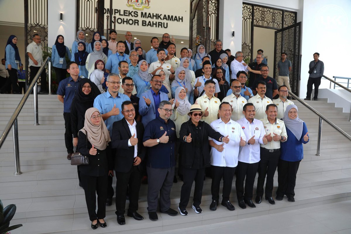 bheuu_jpm's tweet photo. MAJLIS PENYERAHAN PROJEK SIAP KOMPLEKS MAHKAMAH BAHARU JOHOR BAHRU

Pautan facebook: https://t.co/BL1OTNg09c

#BHEUU
#JabatanPerdanaMenteri
#MalaysiaMADANI
 #AksesKepadaKeadilan https://t.co/r4xcYkHi7z