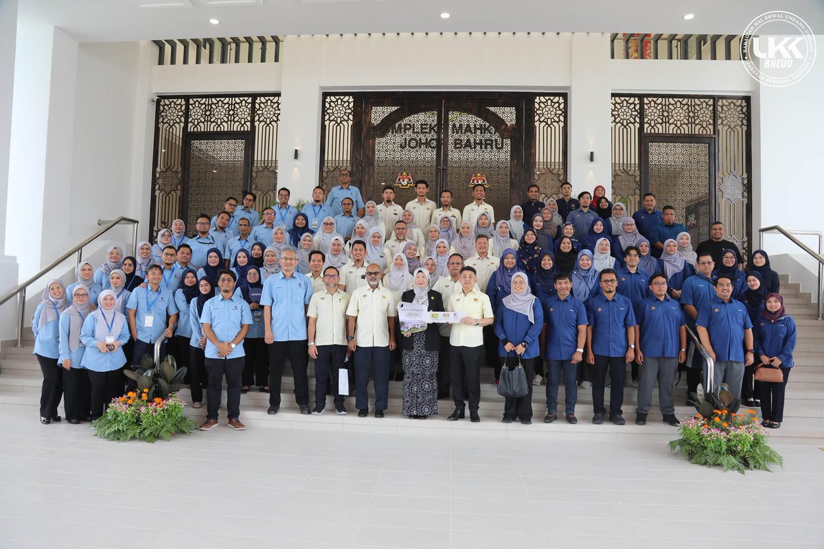 bheuu_jpm's tweet photo. MAJLIS PENYERAHAN PROJEK SIAP KOMPLEKS MAHKAMAH BAHARU JOHOR BAHRU

Pautan facebook: https://t.co/BL1OTNg09c

#BHEUU
#JabatanPerdanaMenteri
#MalaysiaMADANI
 #AksesKepadaKeadilan https://t.co/r4xcYkHi7z