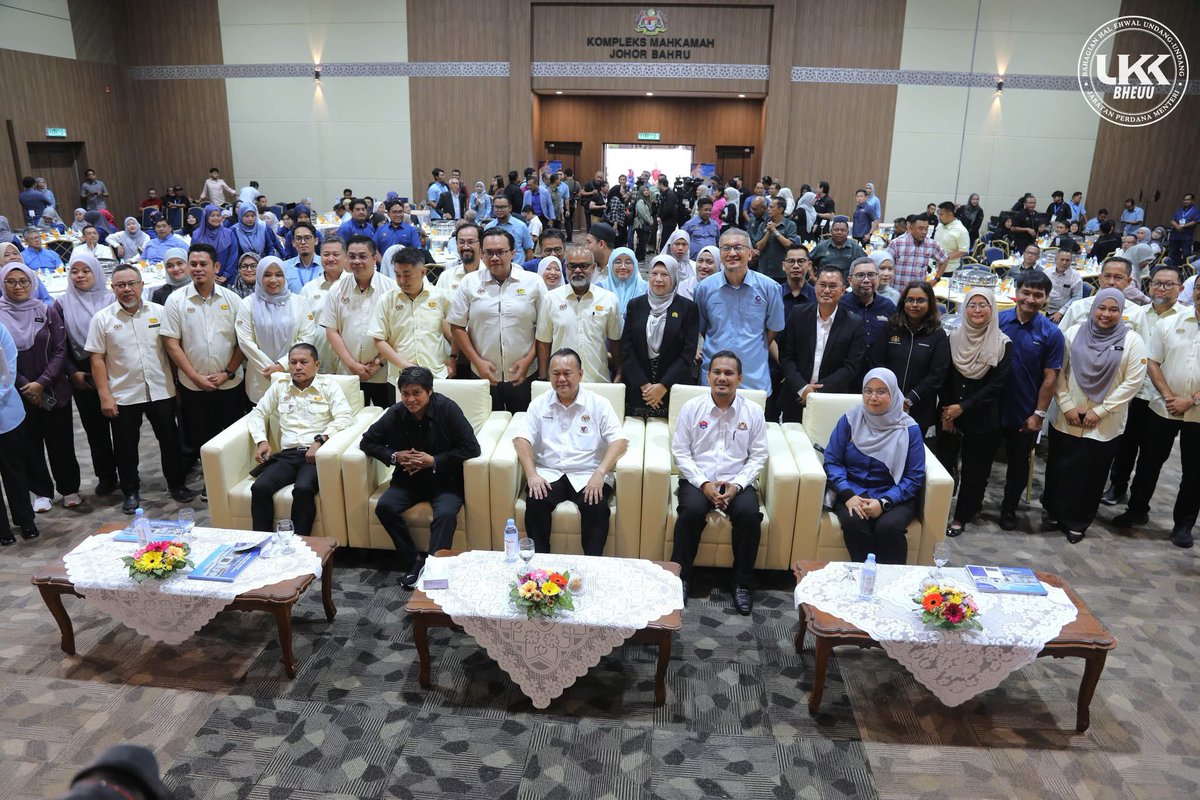 bheuu_jpm's tweet photo. MAJLIS PENYERAHAN PROJEK SIAP KOMPLEKS MAHKAMAH BAHARU JOHOR BAHRU

Pautan facebook: https://t.co/BL1OTNg09c

#BHEUU
#JabatanPerdanaMenteri
#MalaysiaMADANI
 #AksesKepadaKeadilan https://t.co/r4xcYkHi7z