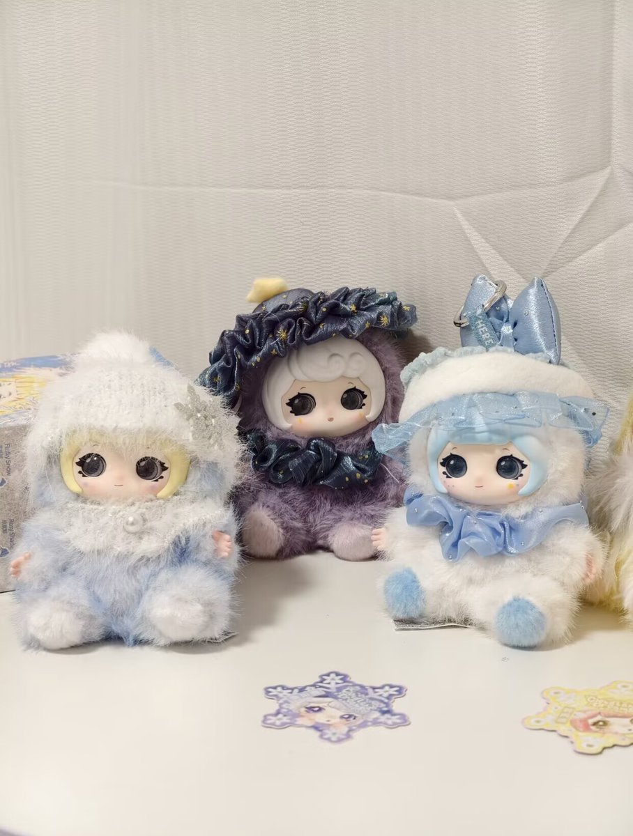 Beckhcseard's tweet photo. 机の上はユーリーだらけ🎀
全部可愛すぎて目移りしちゃう🥰
#日常垢
#可愛い
#ユーリー
#癒しグッズ
#コレクション https://t.co/XcoT34KDQV