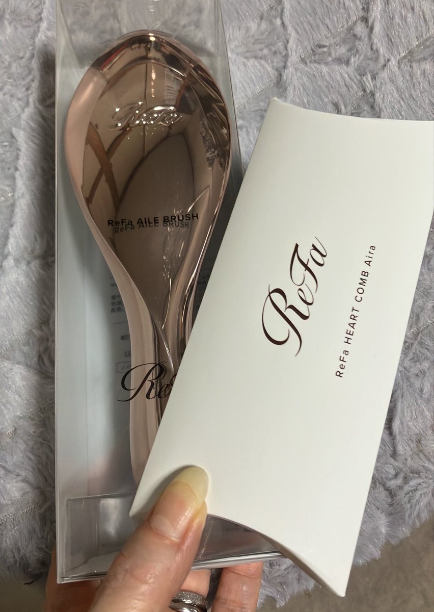 sora_ni_wataame's tweet photo. タングルもReFaもほぼ変わりないけど。
やっぱりReFa欲しくなって🥰
ブラシとコーム💖ふるさと納税でゲット
( *˙ω˙*)و グッ!
タングルはお風呂上がりのWet専用で小型の柄付きを愛用🍀
ReFa😊
朝のブラッシングが楽しみ♫
コームは👜で持ち歩こ💕
#ふるさと納税
#ReFa https://t.co/UEkMKAnTQ5