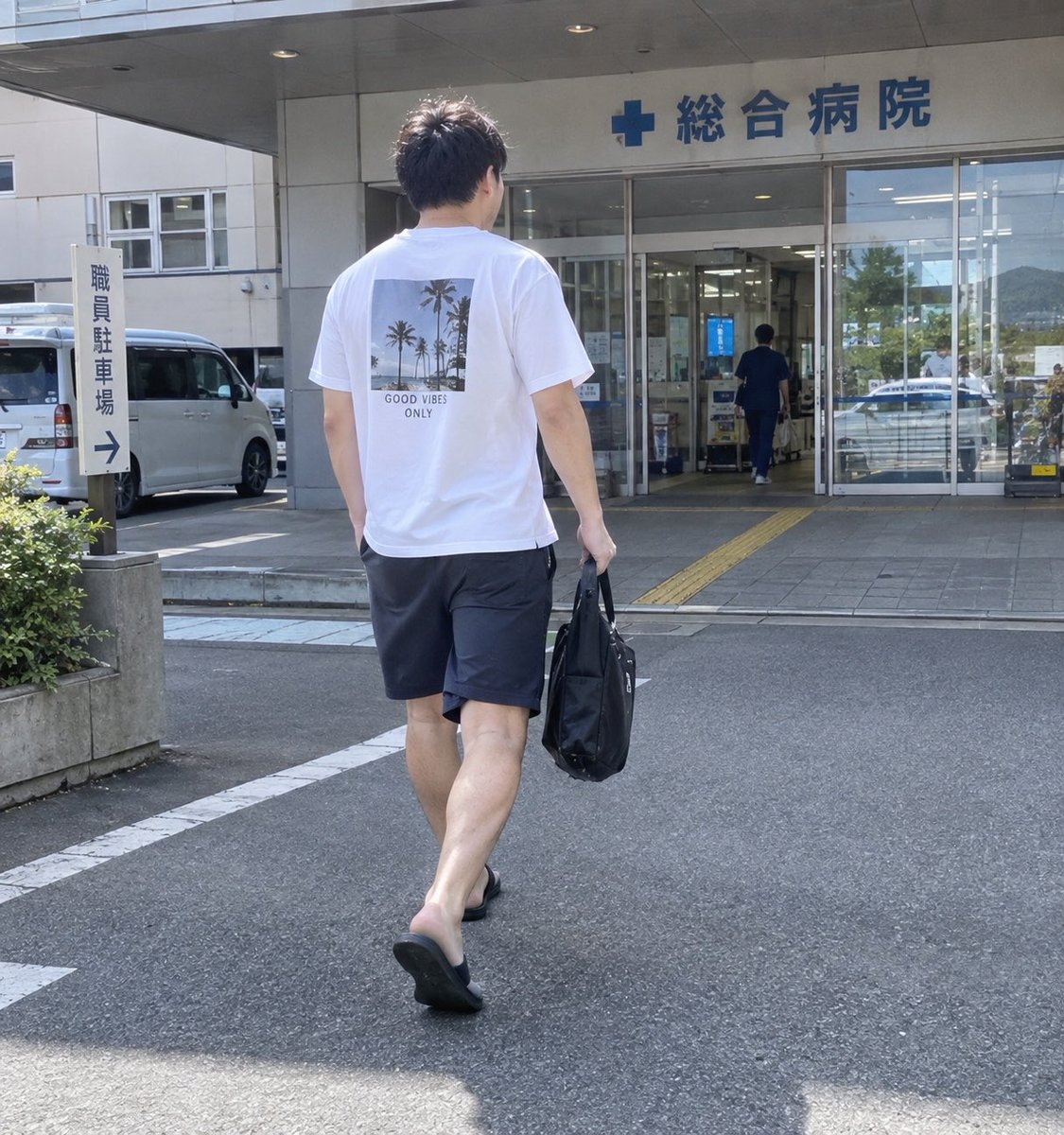 papanurse_3dog's tweet photo. 病院の朝礼にて「通勤時にスリッパで出勤するだらしない人がいます。」とクレームあり。

出勤時って靴を履かんとあかんの？ https://t.co/Wr5uUl5iyj